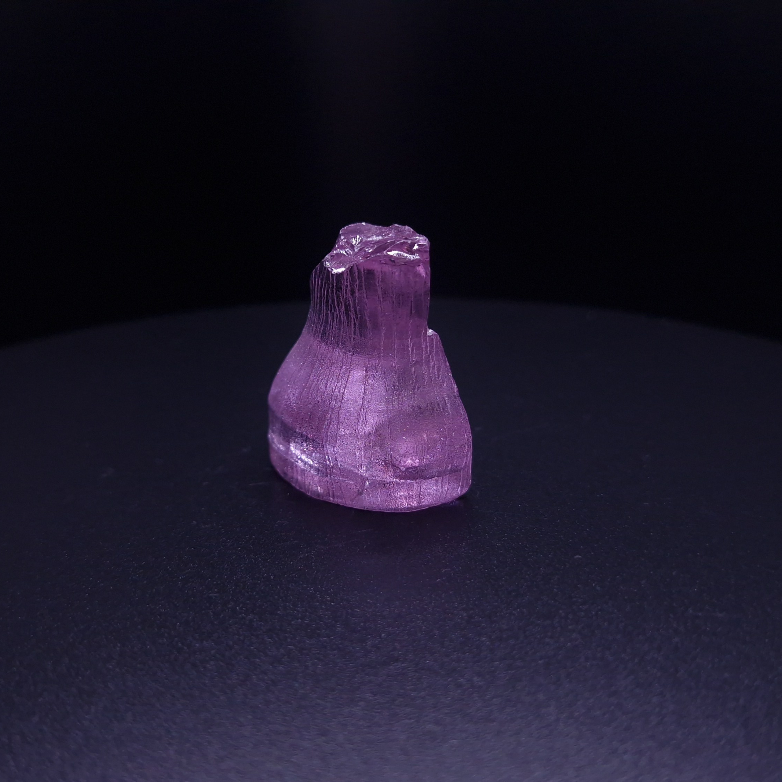 Кристалл синтетического фиолетового граната. YAG garnet иттрий алюминиевый гранат ИАГ