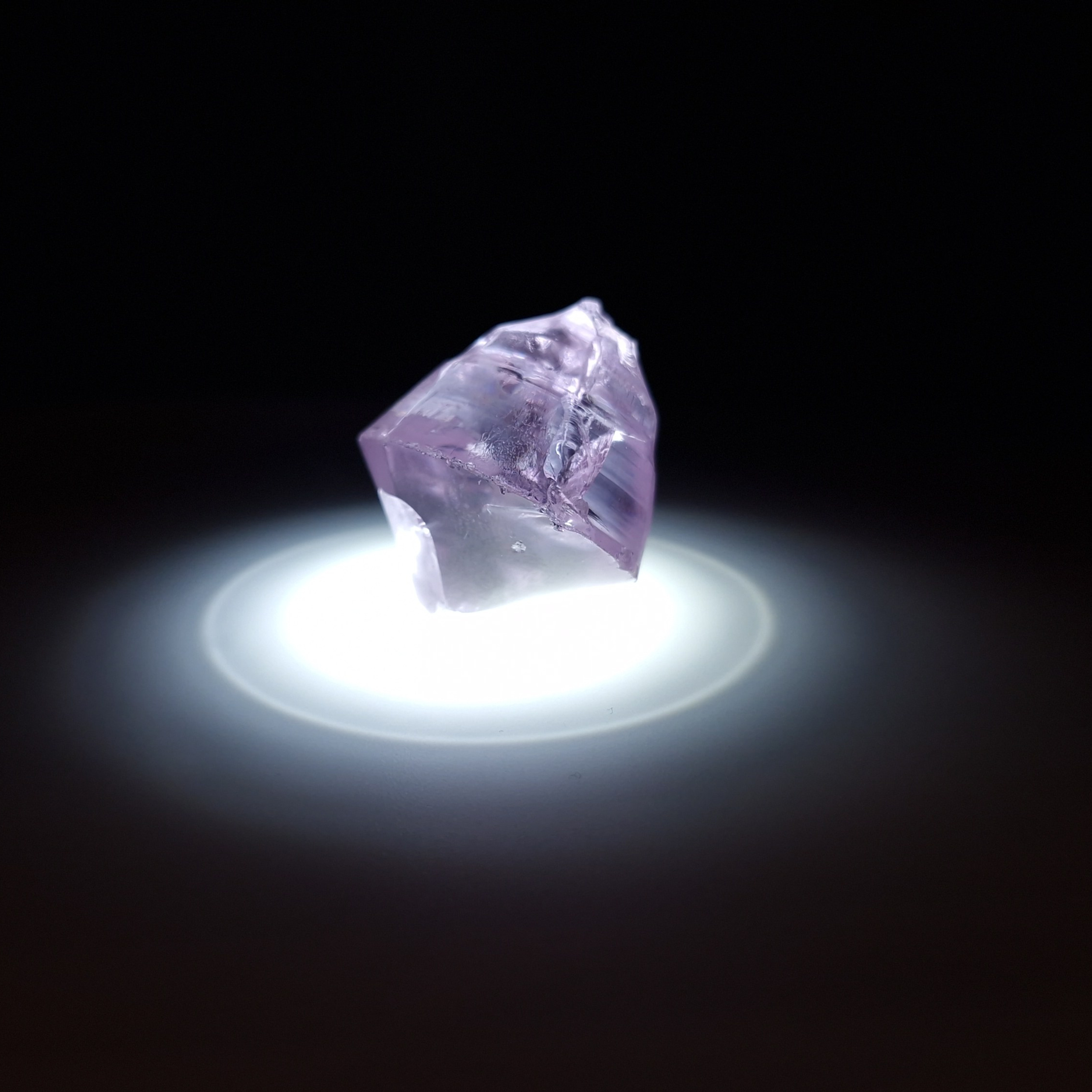 Кристалл граната фиолетовый. YAG garnet иттрий алюминиевый гранат ИАГ