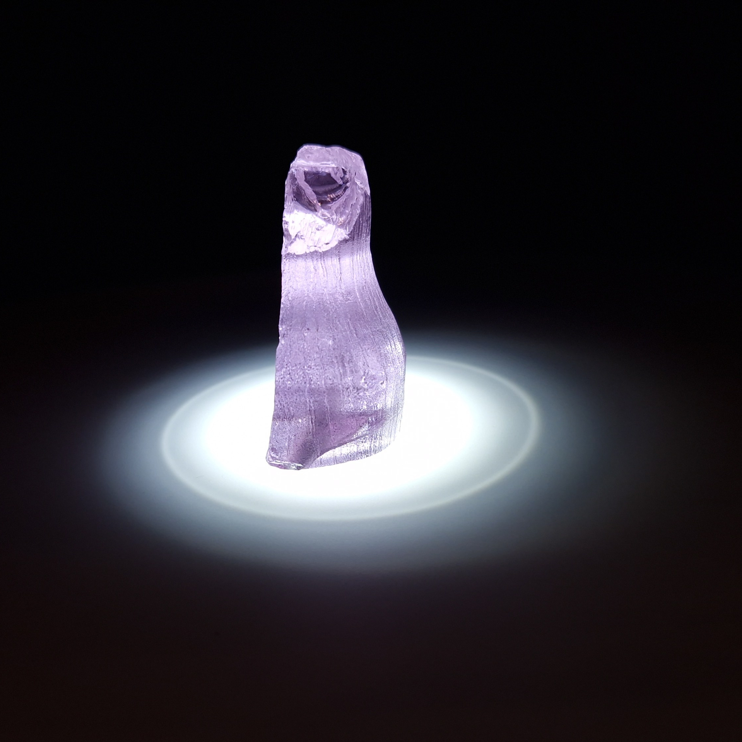 Кристалл синтетического фиолетового граната. YAG garnet иттрий алюминиевый гранат ИАГ