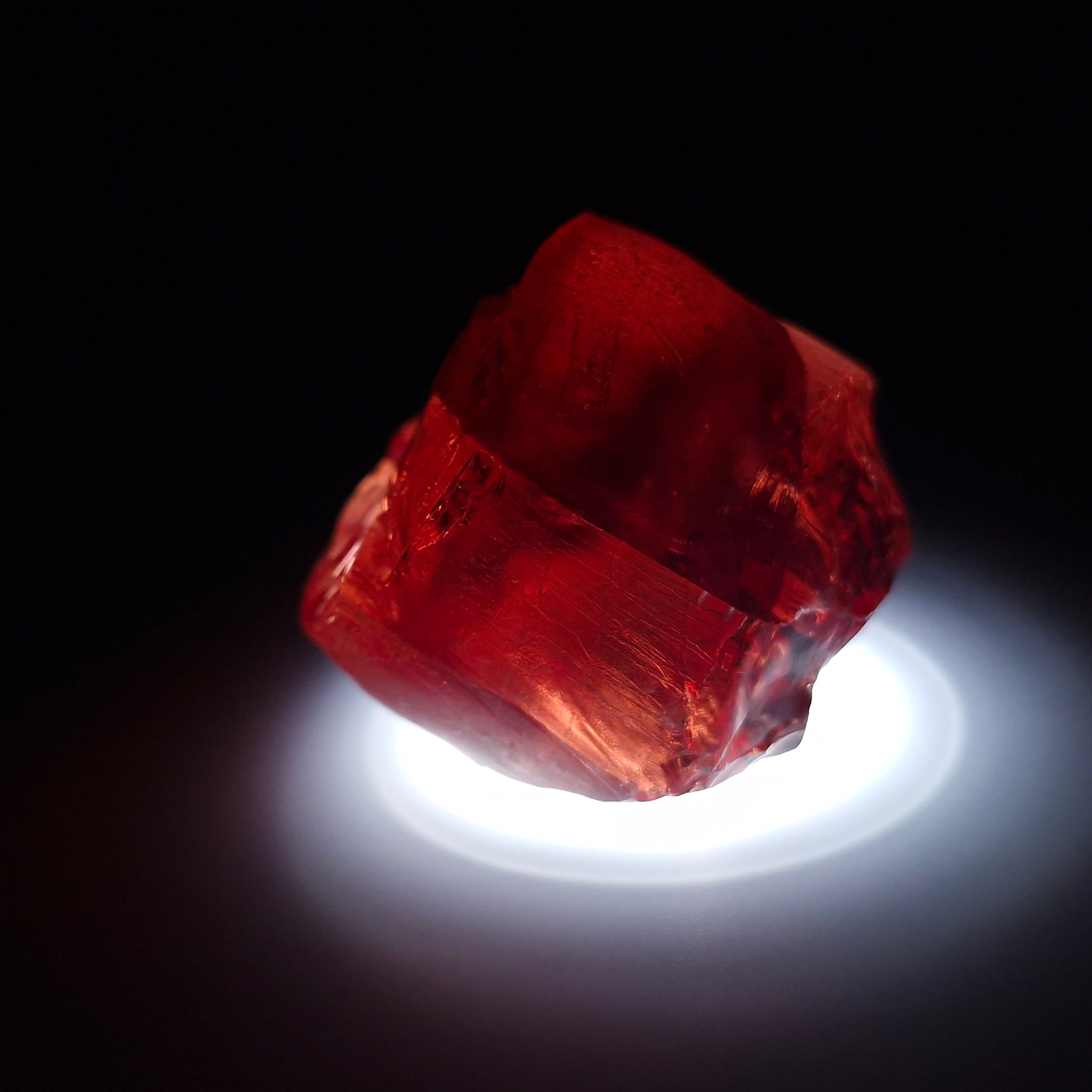 АИГ YAG красный. YAG garnet иттрий алюминиевый гранат ИАГ