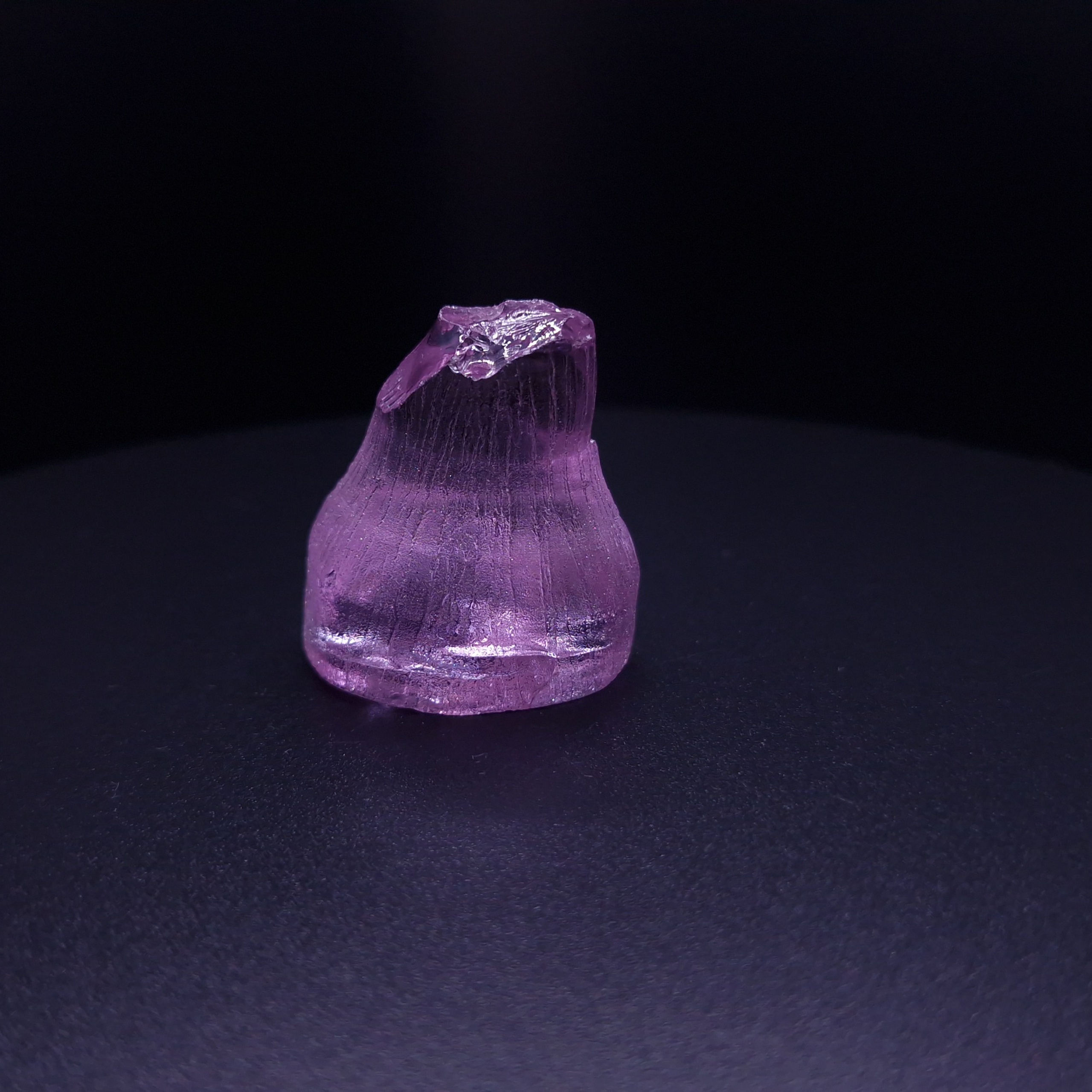 Кристалл синтетического фиолетового граната. YAG garnet иттрий алюминиевый гранат ИАГ