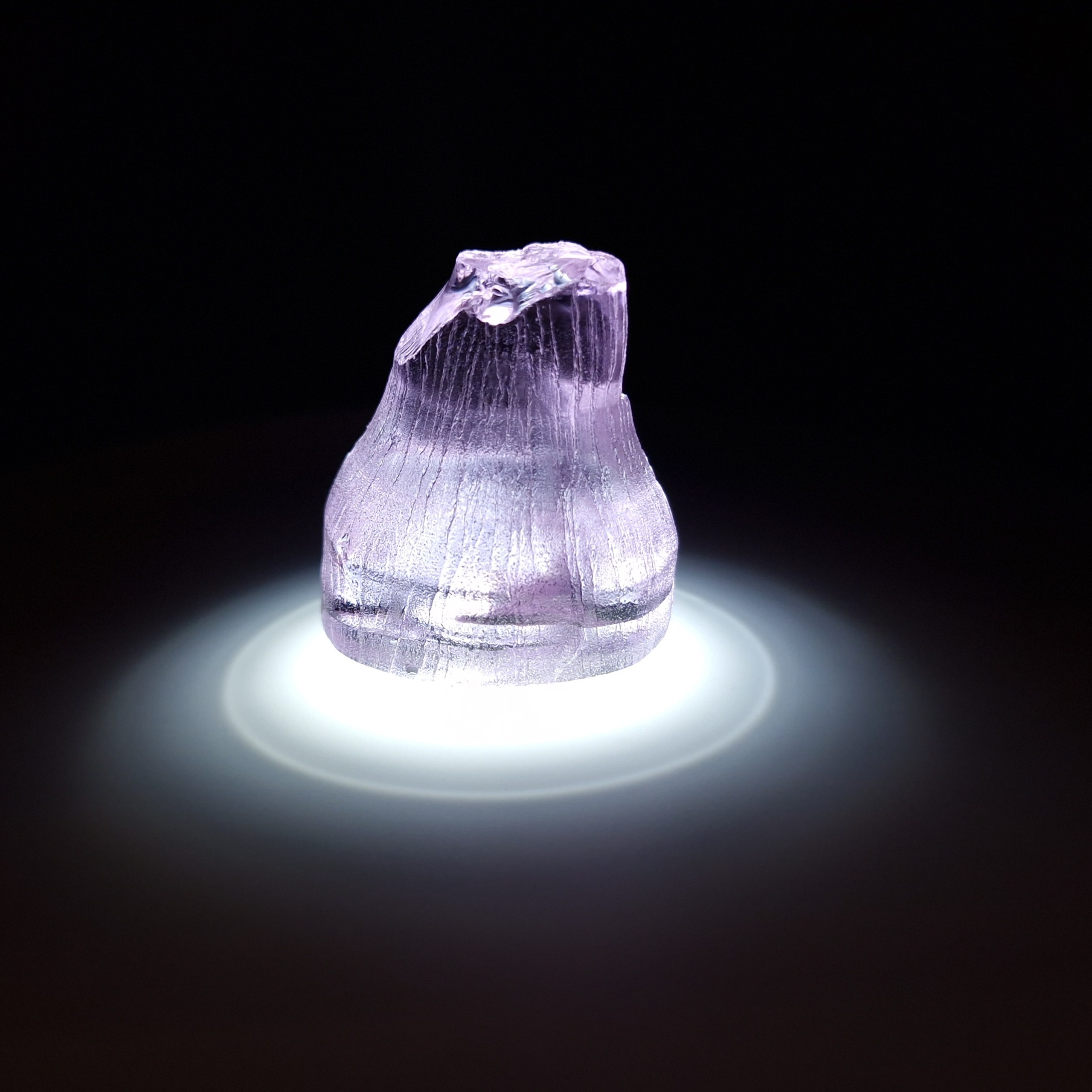 Кристалл синтетического фиолетового граната. YAG garnet иттрий алюминиевый гранат ИАГ