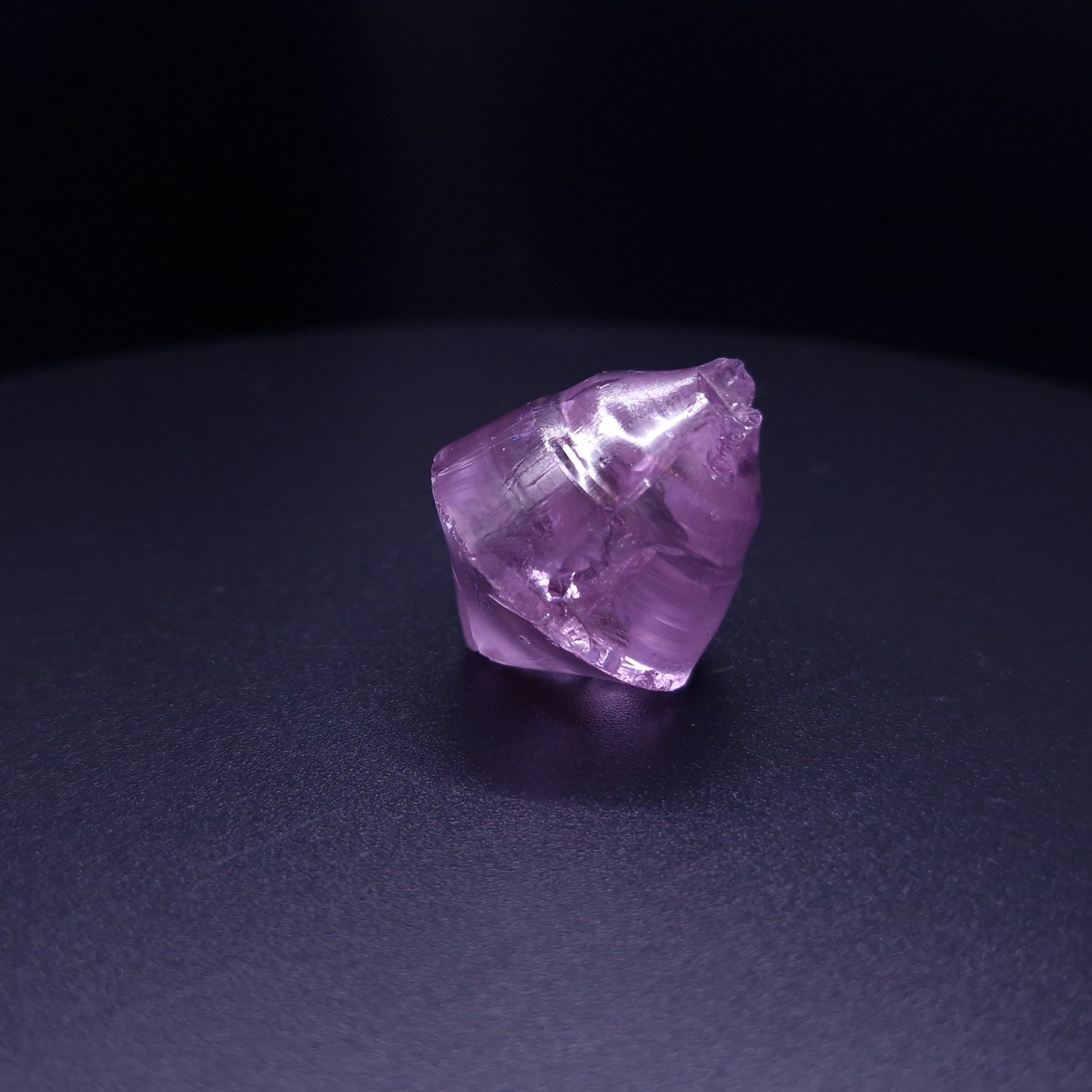 Кристалл граната фиолетовый. YAG garnet иттрий алюминиевый гранат ИАГ