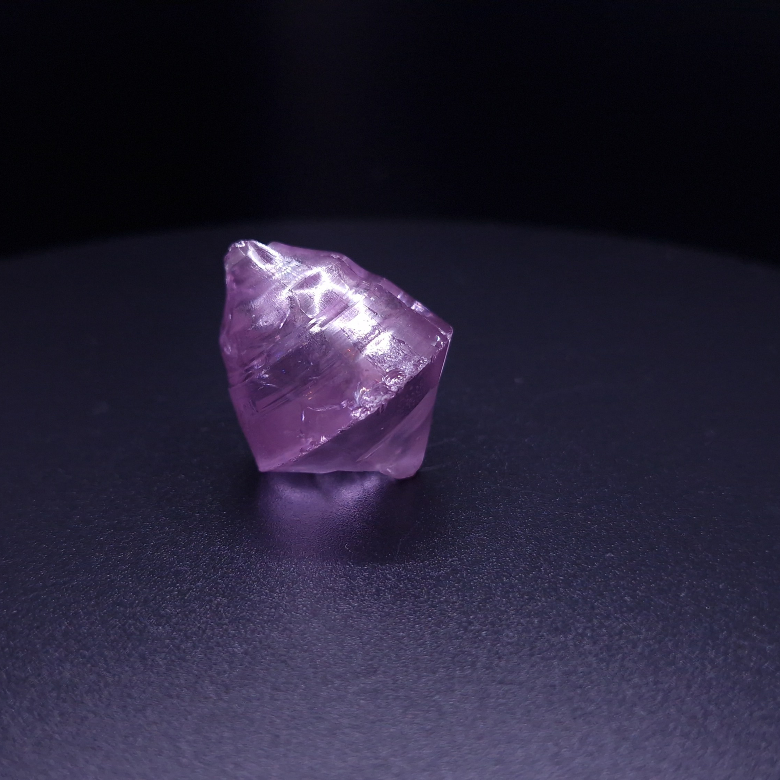 Кристалл граната фиолетовый. YAG garnet иттрий алюминиевый гранат ИАГ