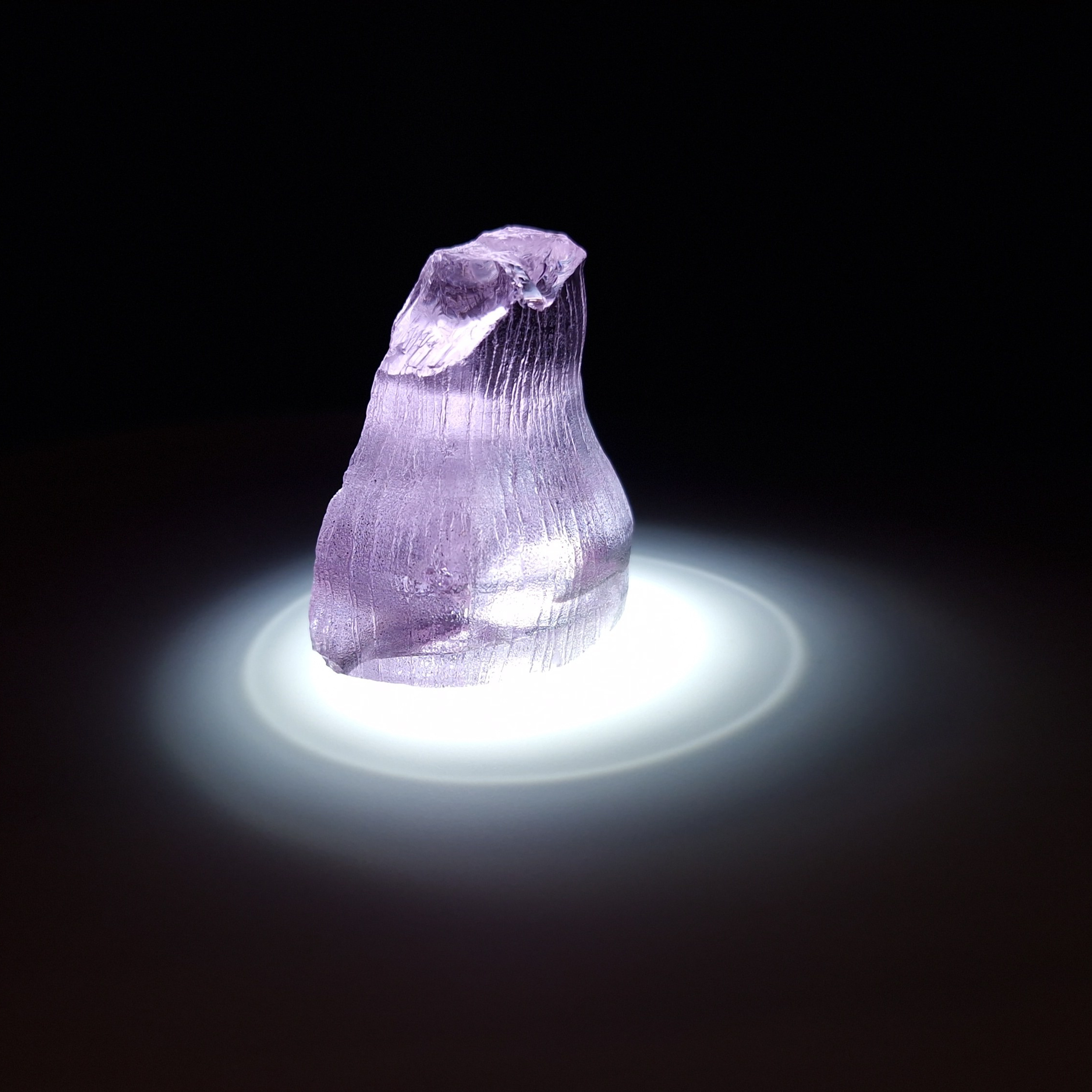 Кристалл синтетического фиолетового граната. YAG garnet иттрий алюминиевый гранат ИАГ