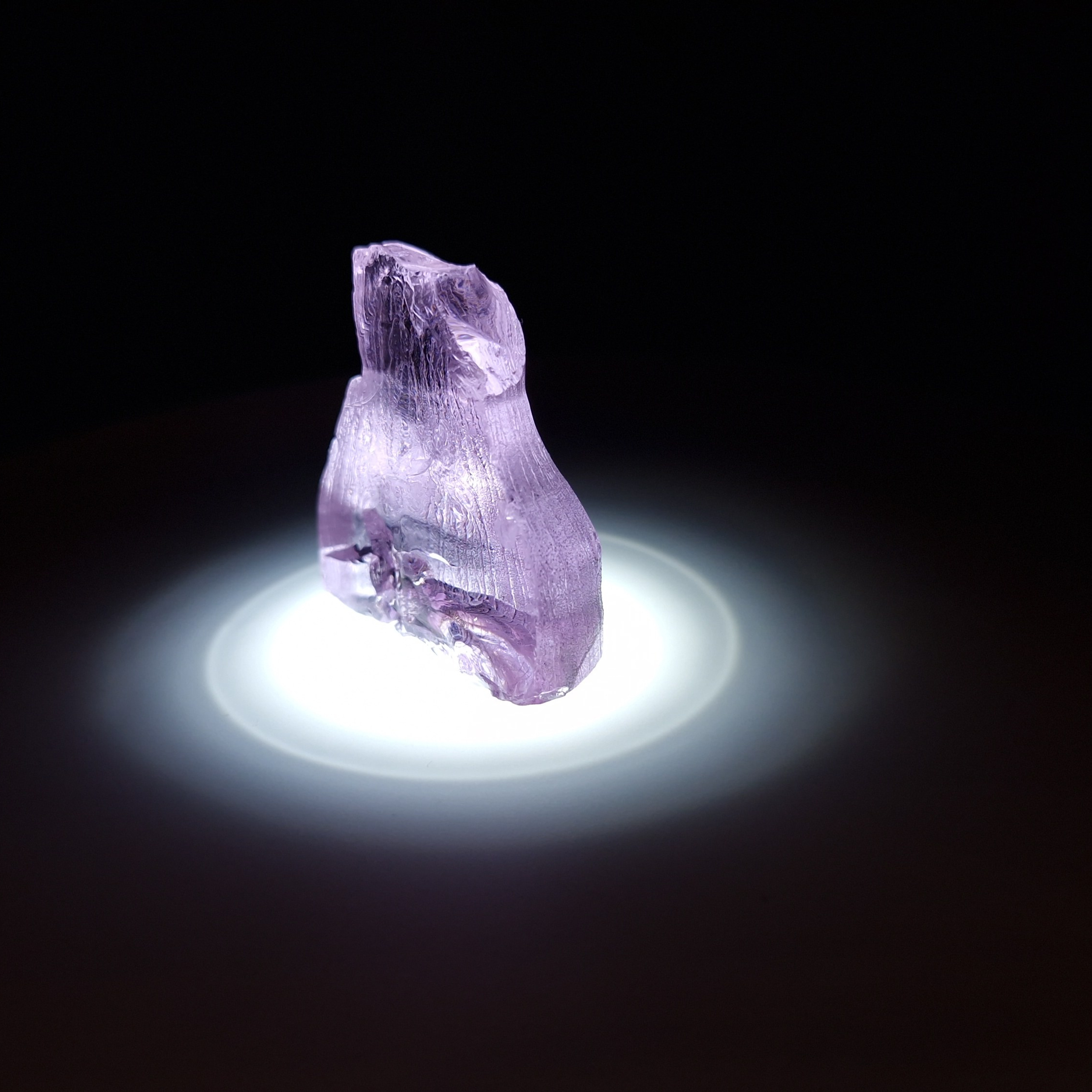 Кристалл синтетического фиолетового граната. YAG garnet иттрий алюминиевый гранат ИАГ