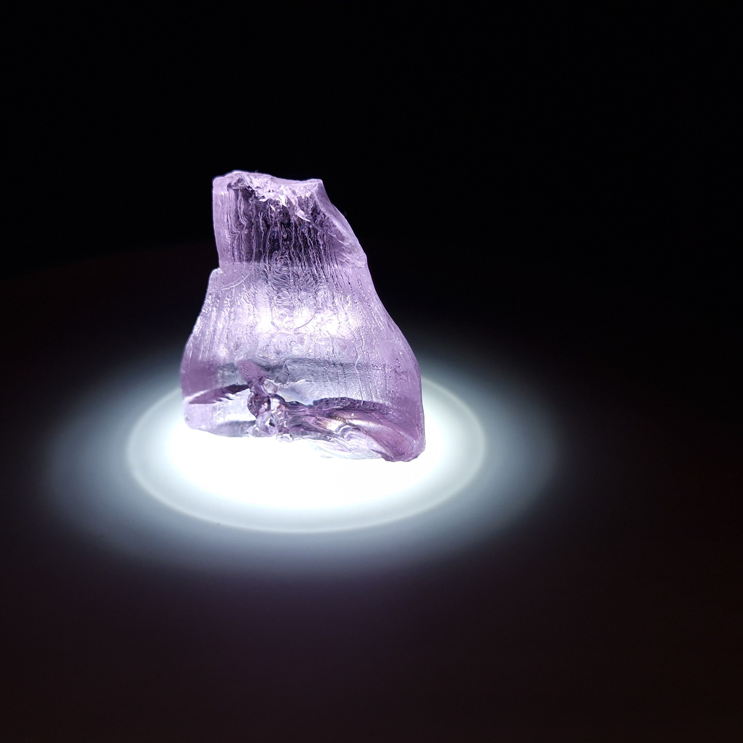 Кристалл синтетического фиолетового граната. YAG garnet иттрий алюминиевый гранат ИАГ