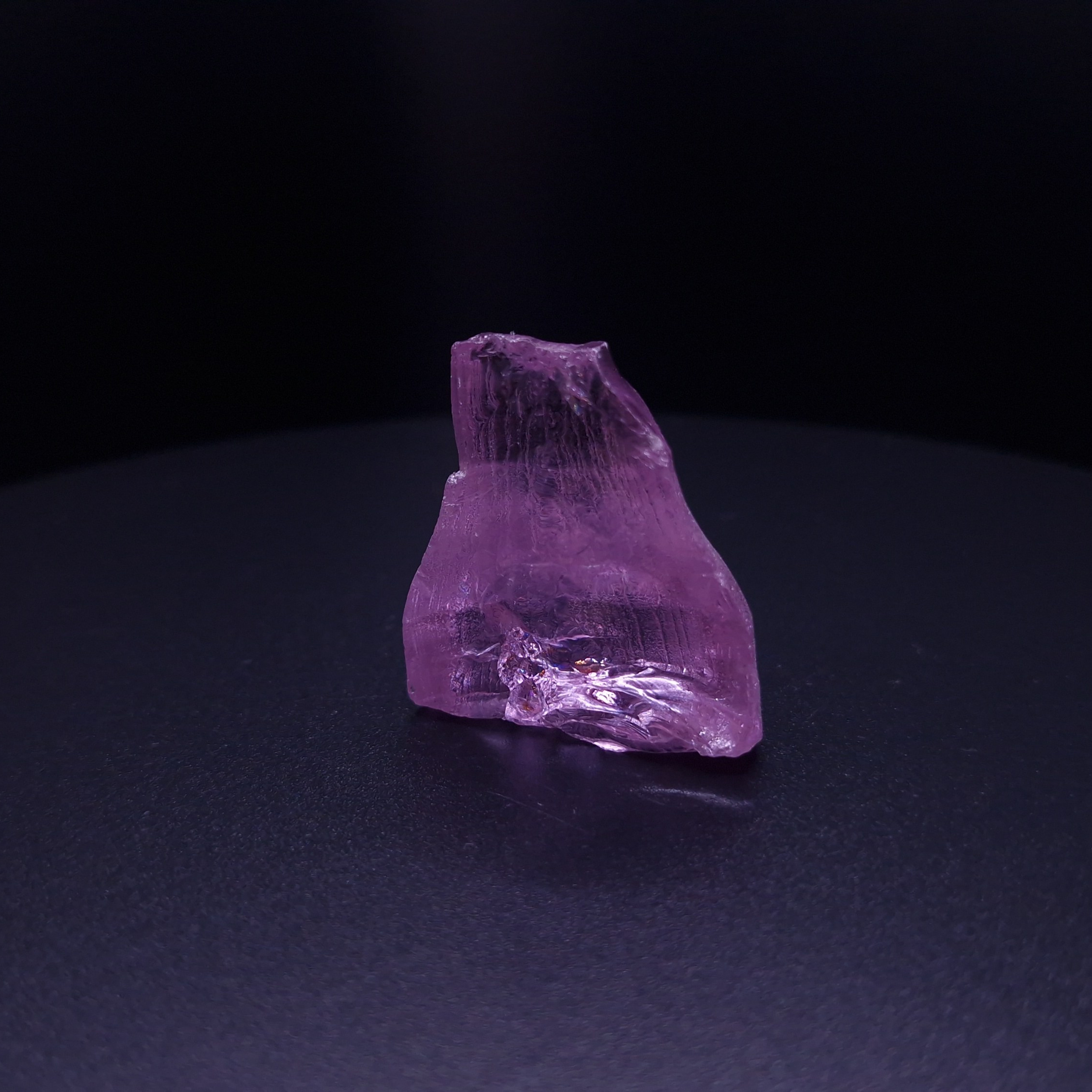 Кристалл синтетического фиолетового граната. YAG garnet иттрий алюминиевый гранат ИАГ