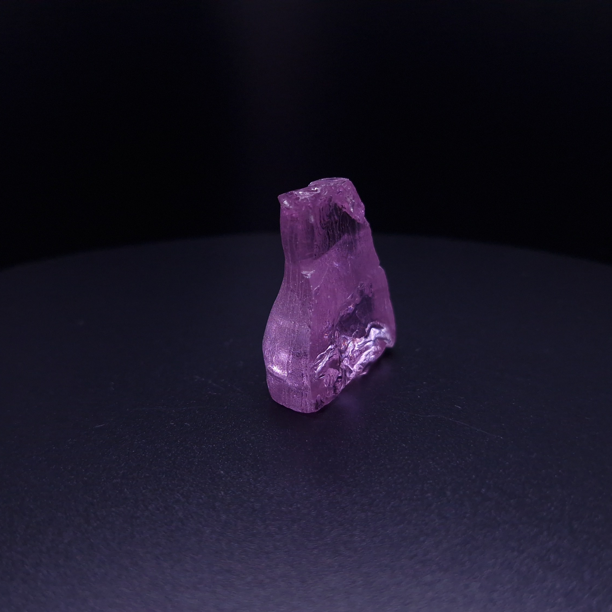 Кристалл синтетического фиолетового граната. YAG garnet иттрий алюминиевый гранат ИАГ