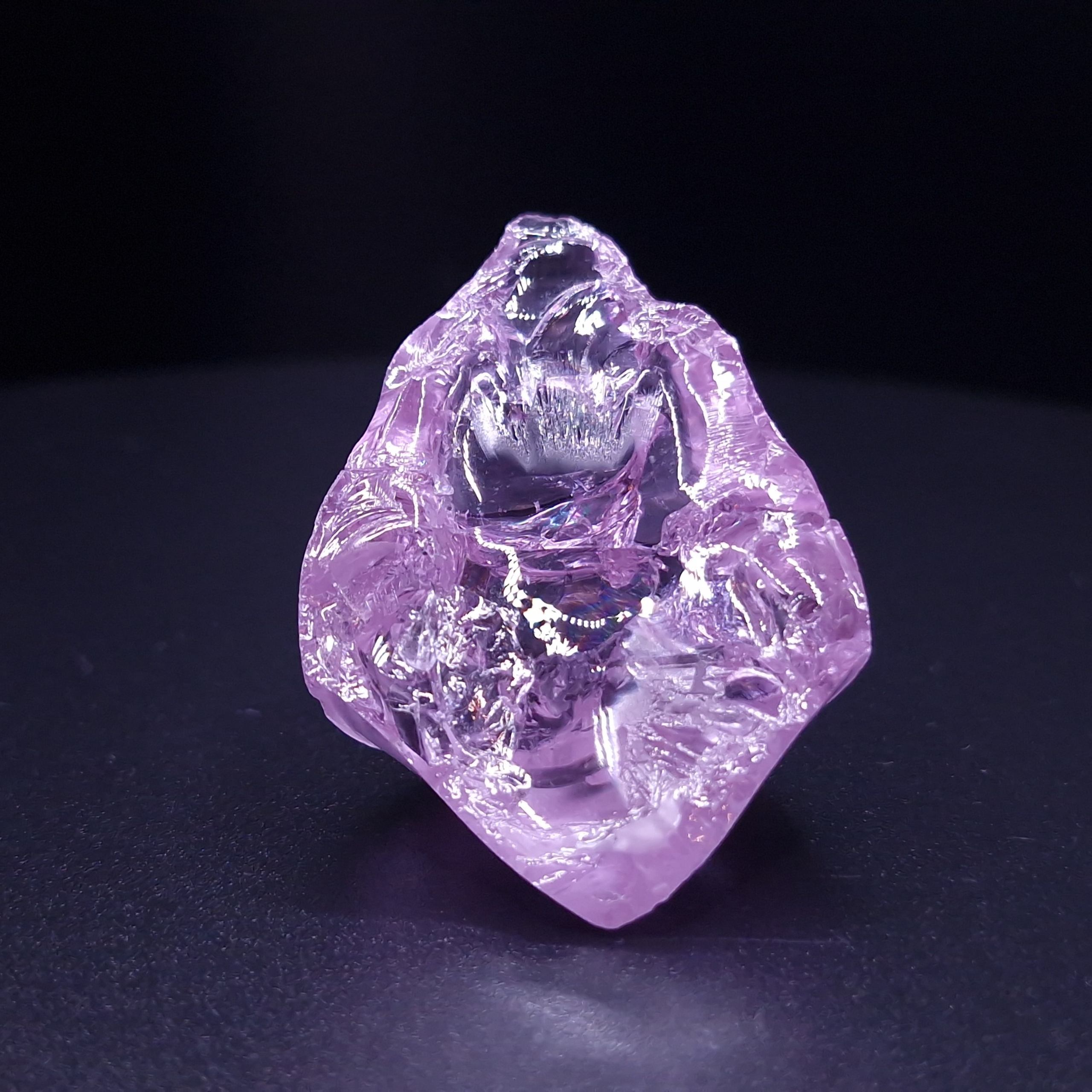 Фиолетовый гранатовый кристалл. YAG garnet иттрий алюминиевый гранат ИАГ