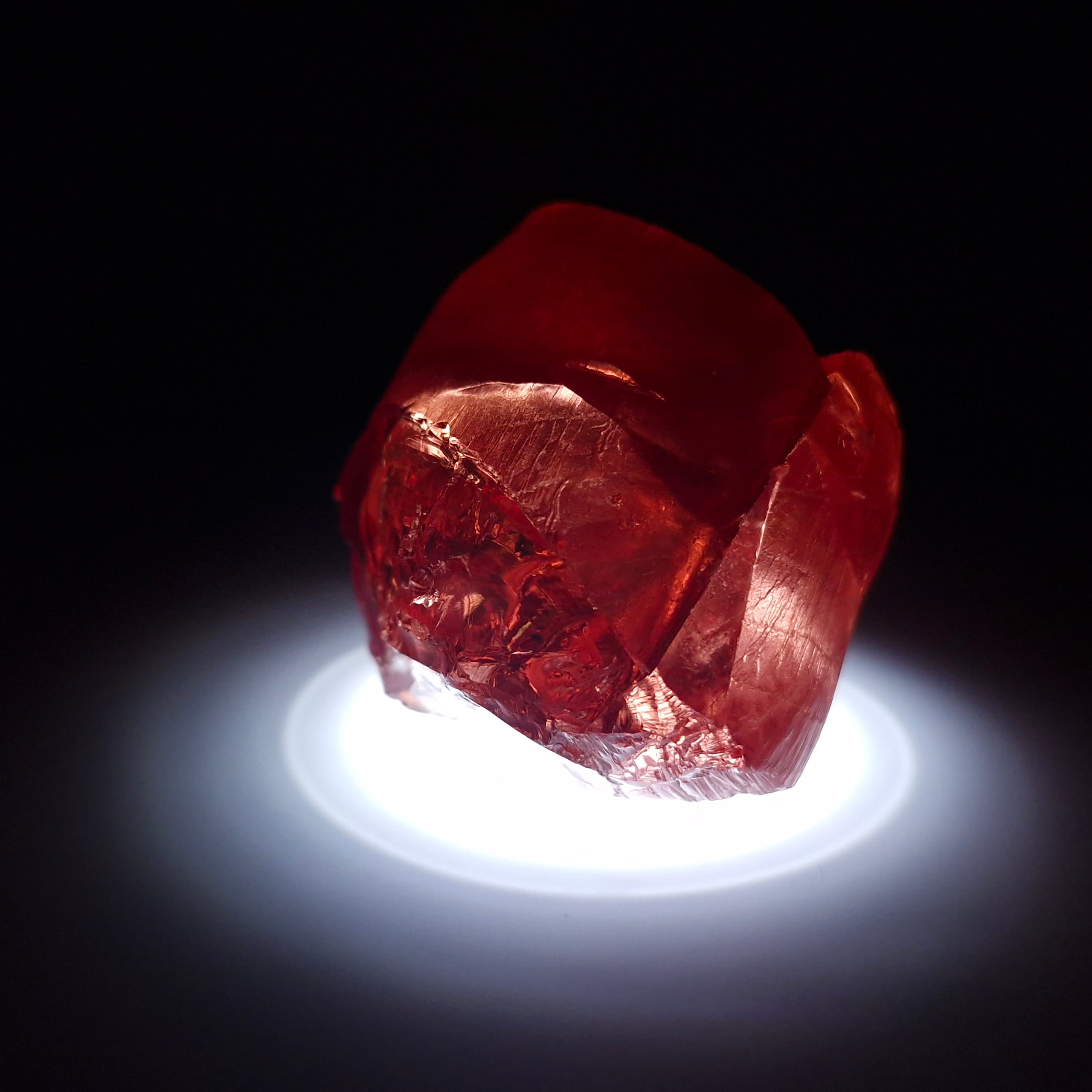 АИГ YAG красный. YAG garnet иттрий алюминиевый гранат ИАГ