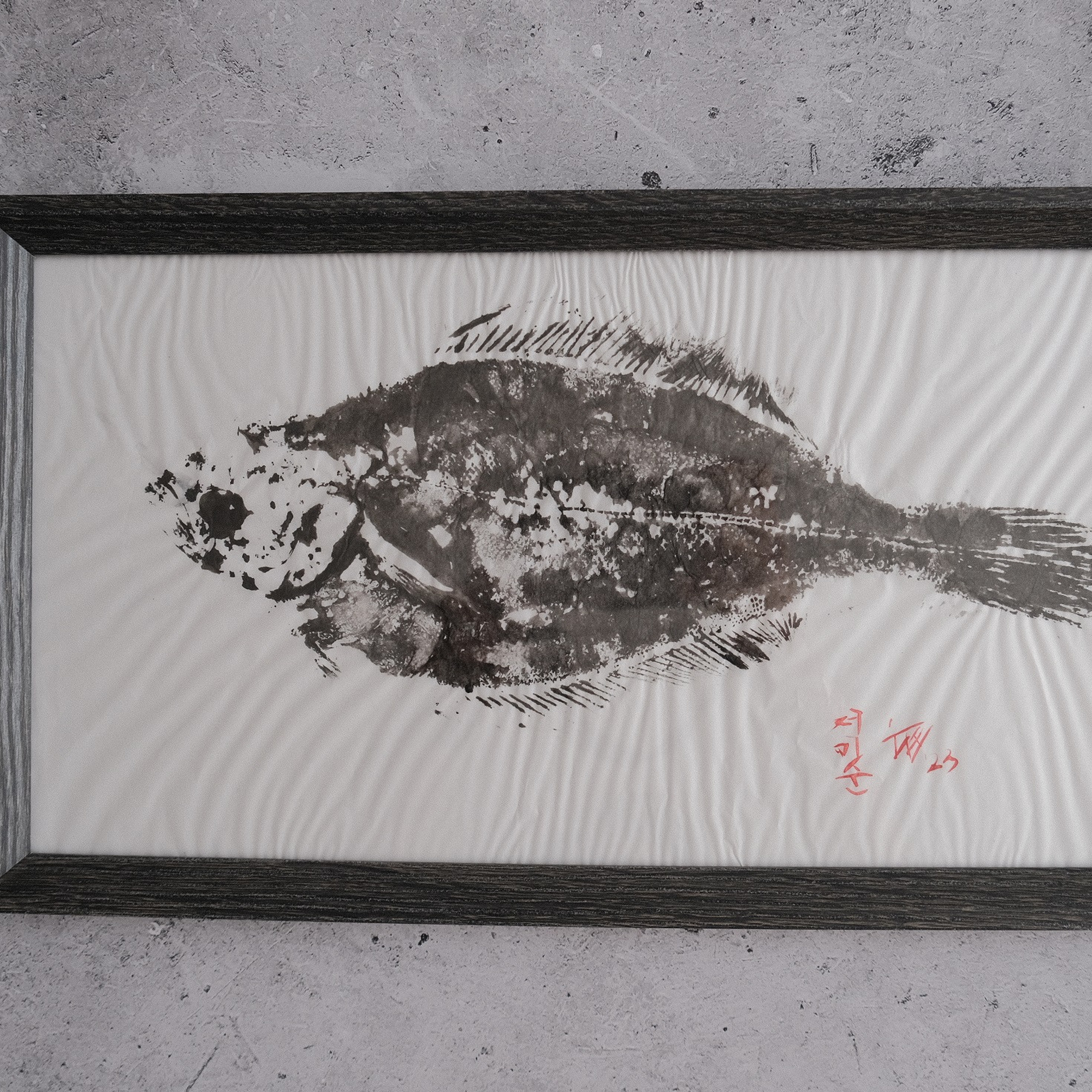 В наличии и под заказ по сезону. Отпечаток сахалинской камбалы. Бумага, тушь, 21х36 см, 2023. Под заказ.