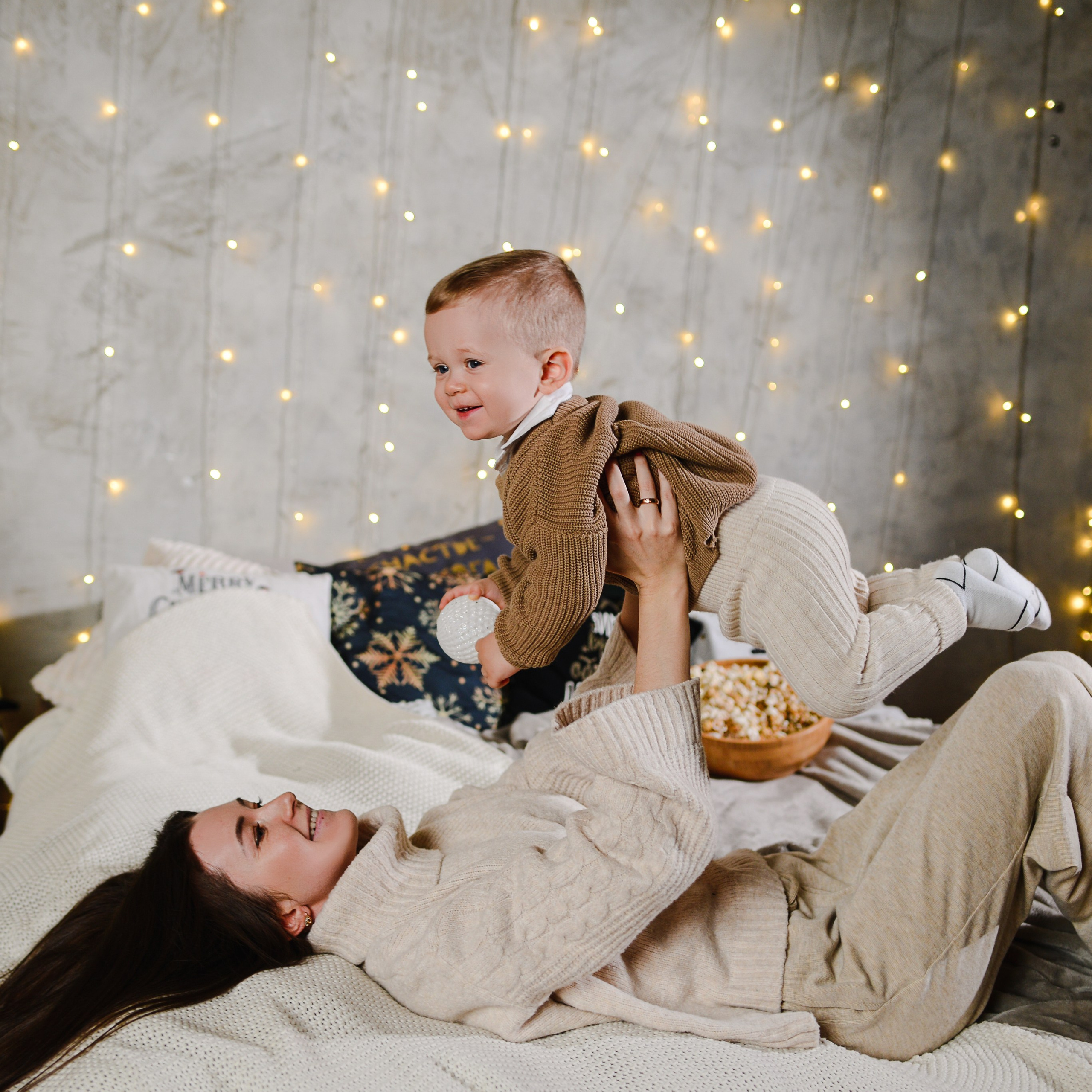 Мама с сыночком (новогодняя)