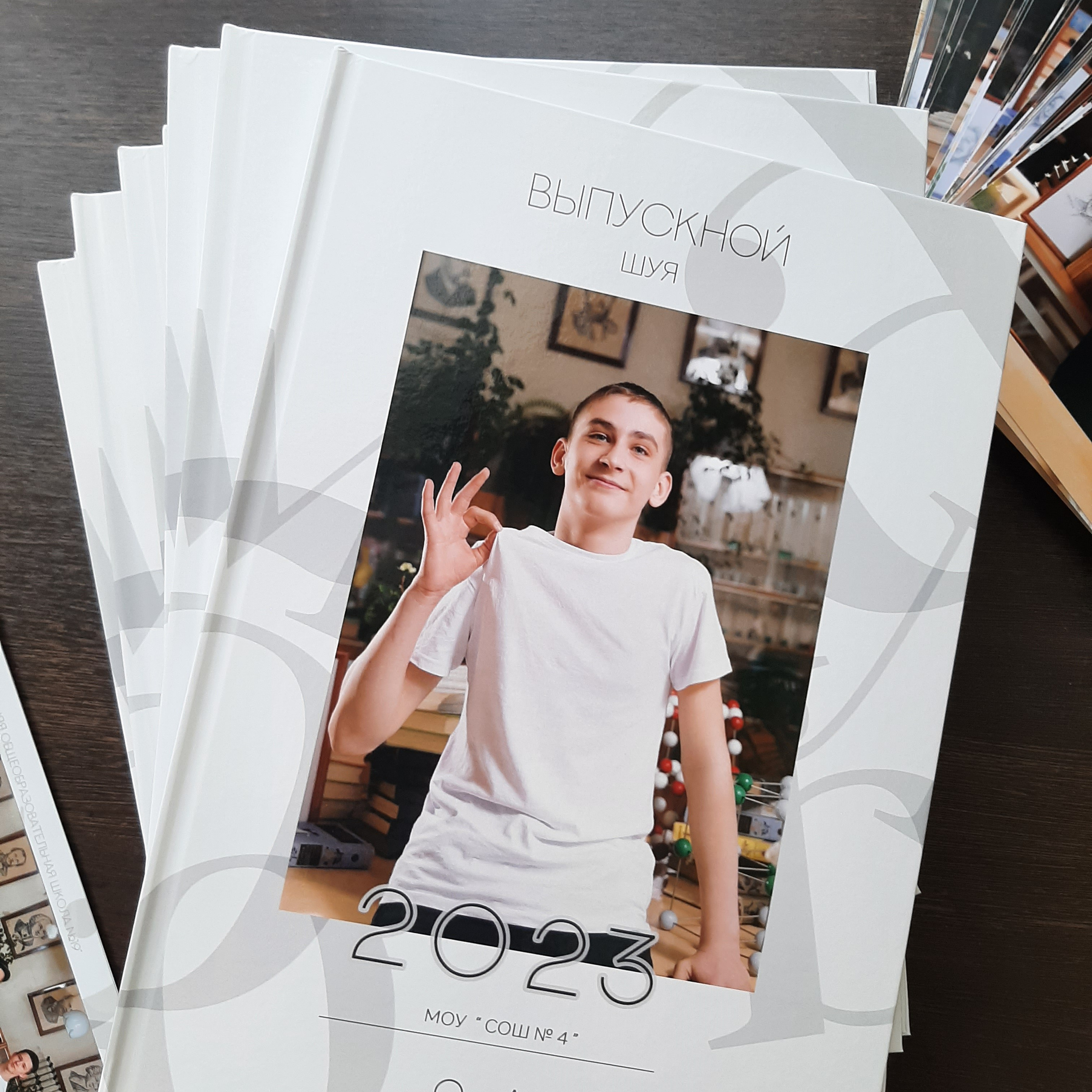Фото готовых выпускных альбомов для детского сада и школы в Иваново Ярославле Костроме Владимире. Выпускные альбомы в Иваново в детский сад и школу. Александр и Светлана Янкины