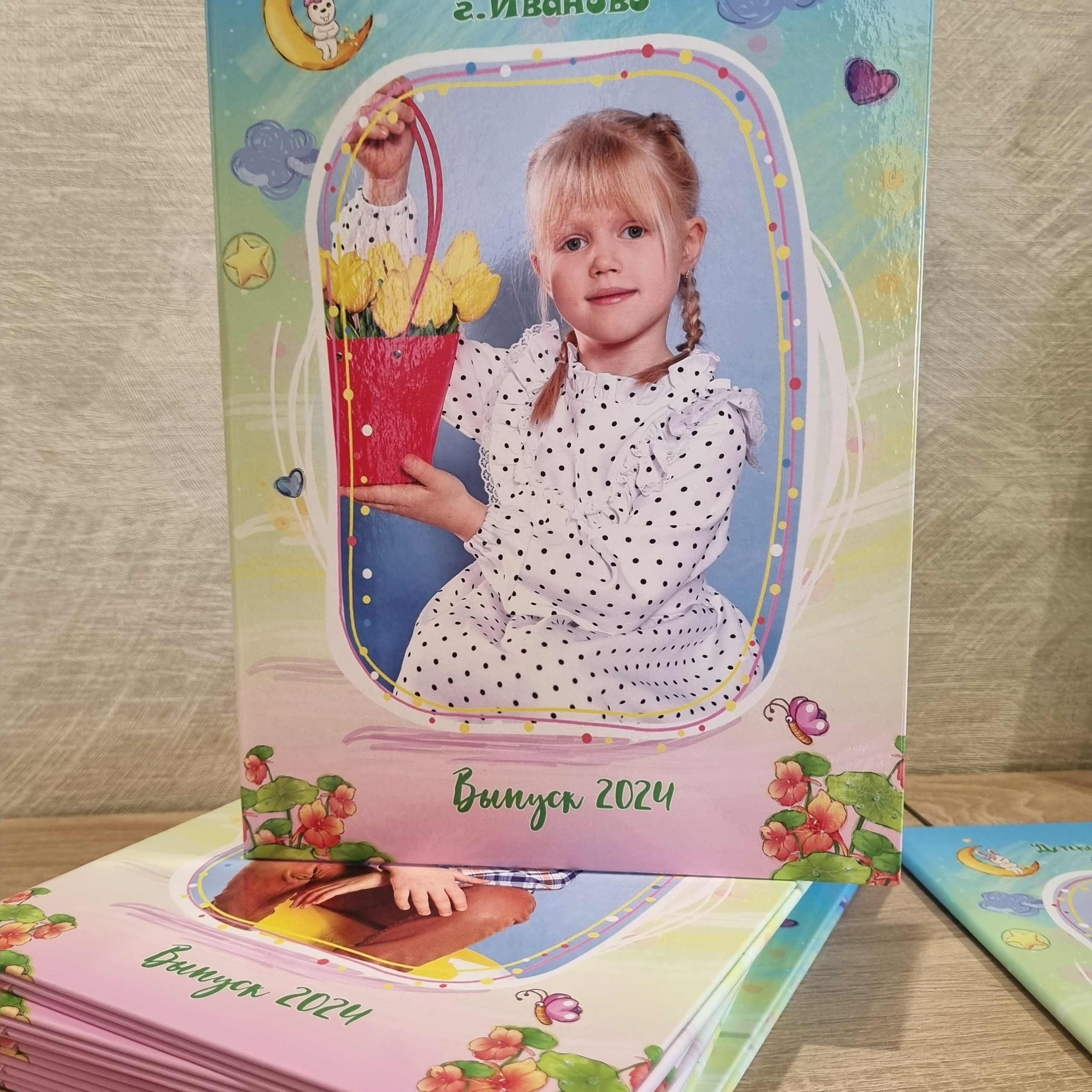 Фото готовых выпускных альбомов для детского сада и школы в Иваново Ярославле Костроме Владимире. Выпускные альбомы в Иваново в детский сад и школу. Александр и Светлана Янкины