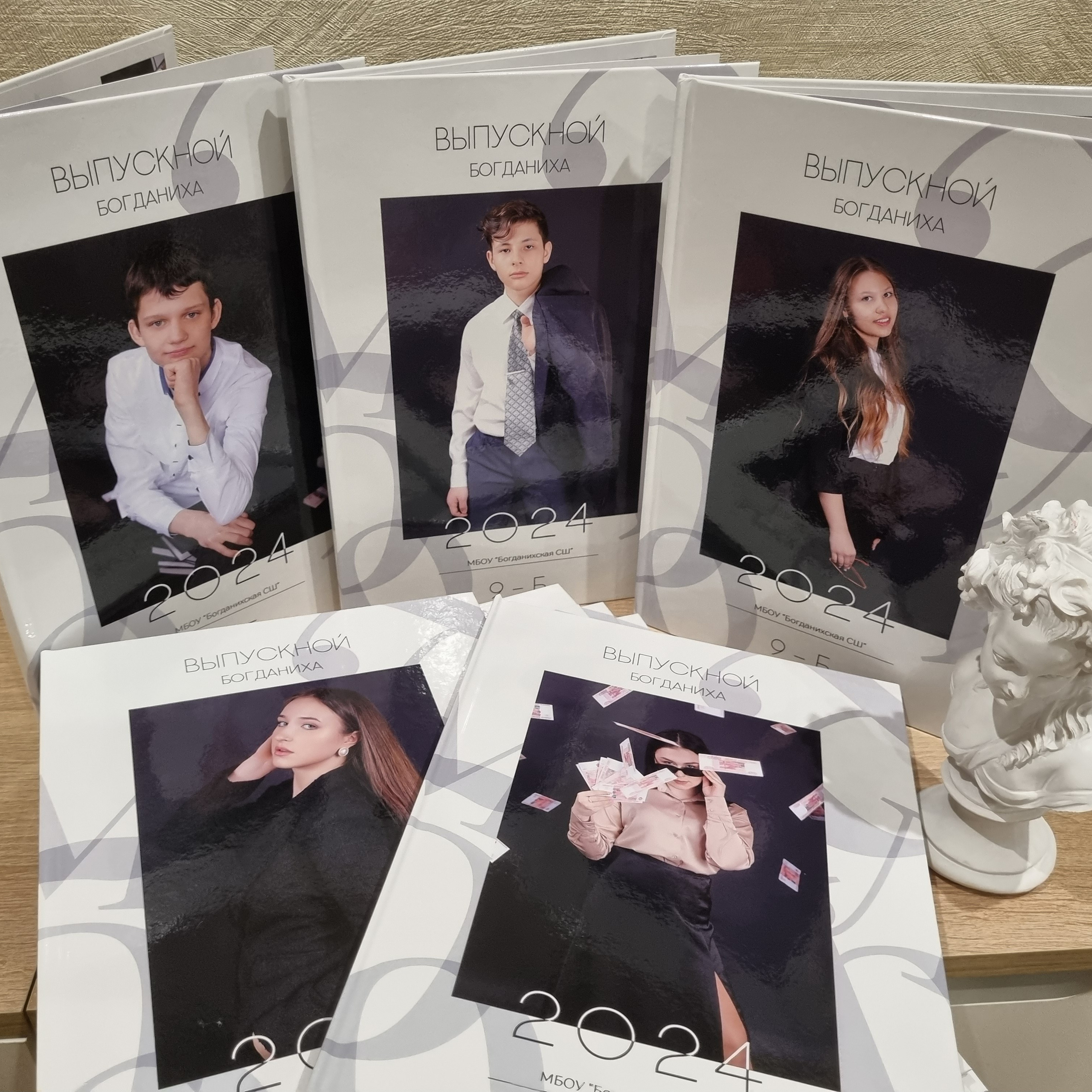 Фото готовых выпускных альбомов для детского сада и школы в Иваново Ярославле Костроме Владимире. Выпускные альбомы в Иваново в детский сад и школу. Александр и Светлана Янкины