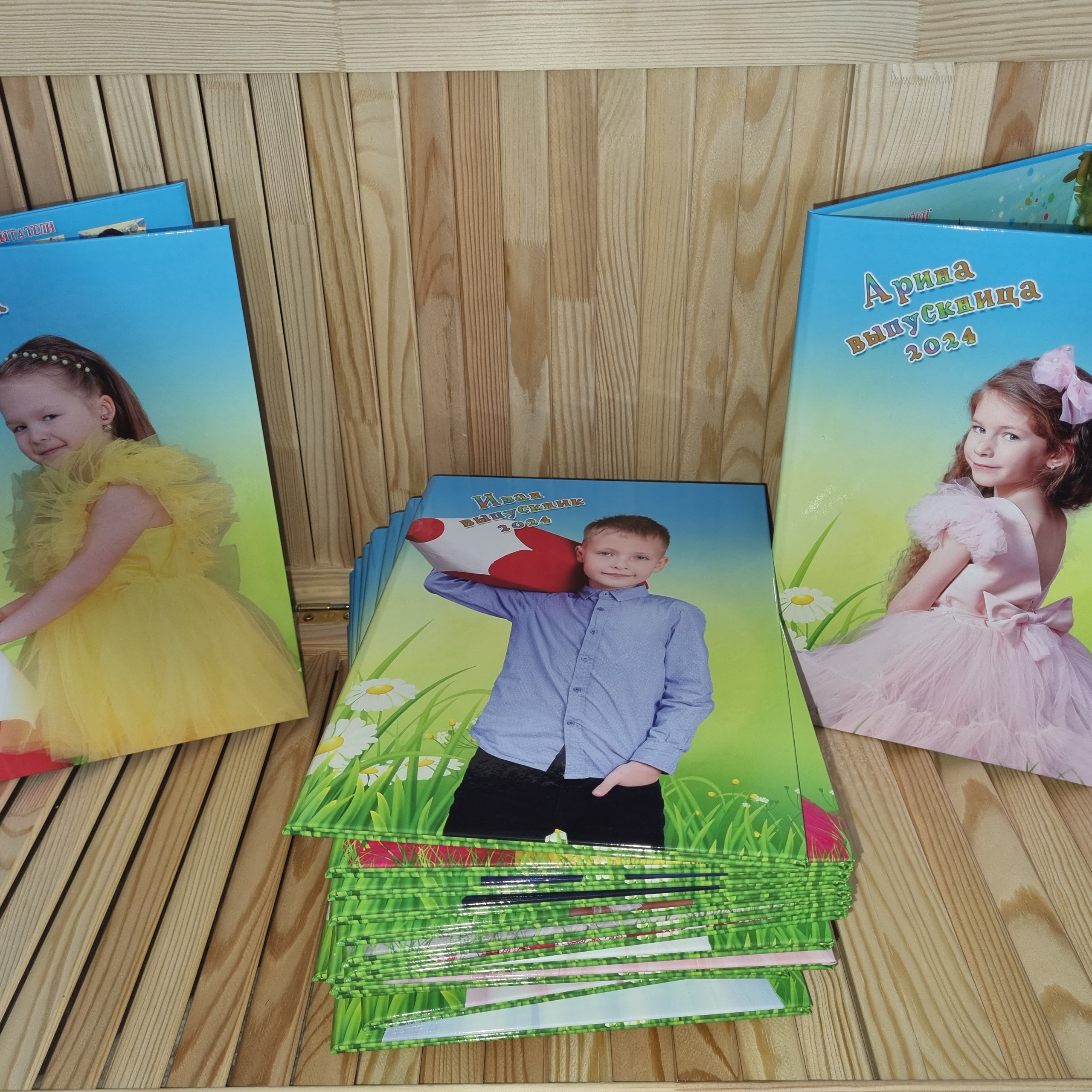 Фото готовых выпускных альбомов для детского сада и школы в Иваново Ярославле Костроме Владимире. Выпускные альбомы в Иваново в детский сад и школу. Александр и Светлана Янкины