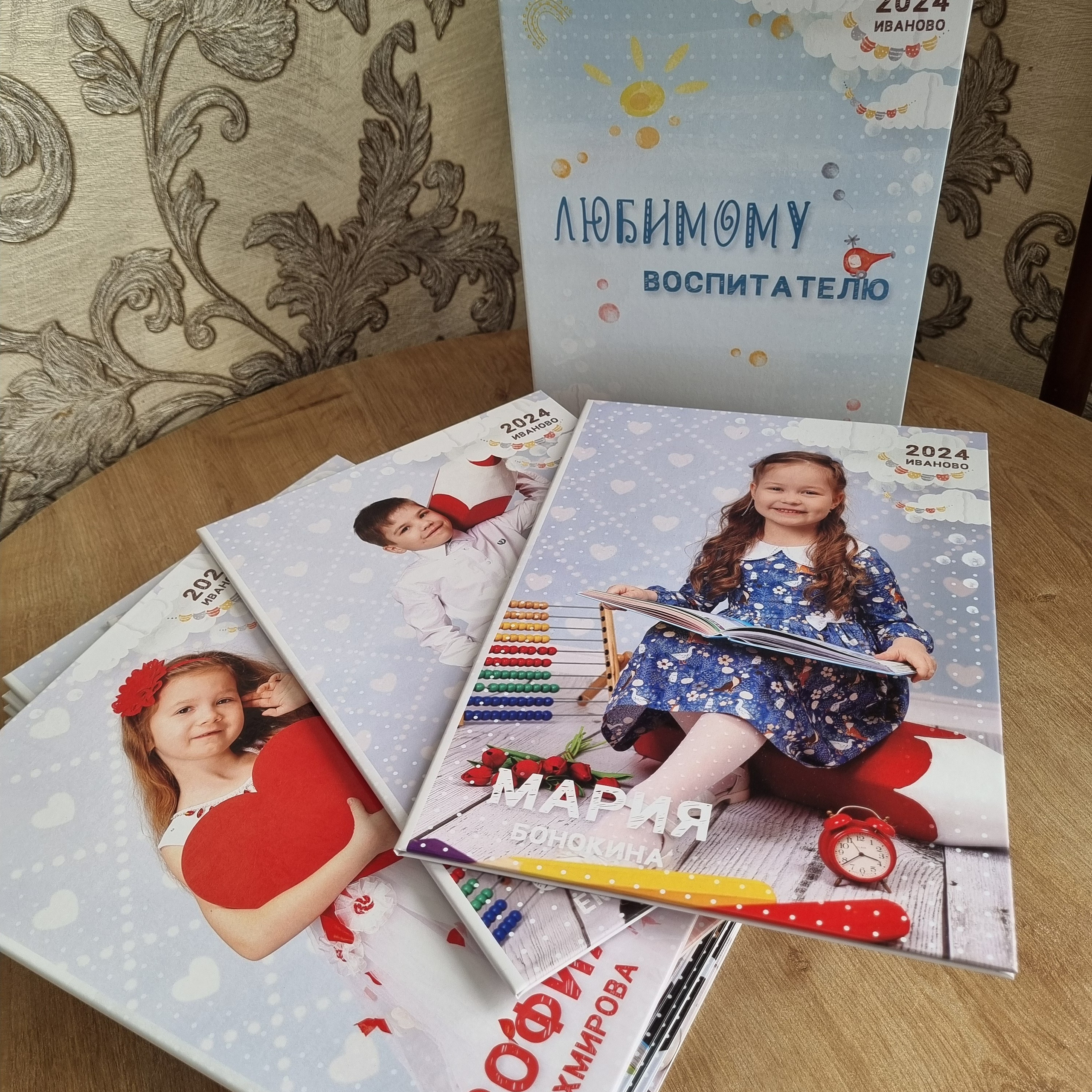 Фото готовых выпускных альбомов для детского сада и школы в Иваново Ярославле Костроме Владимире. Выпускные альбомы в Иваново в детский сад и школу. Александр и Светлана Янкины