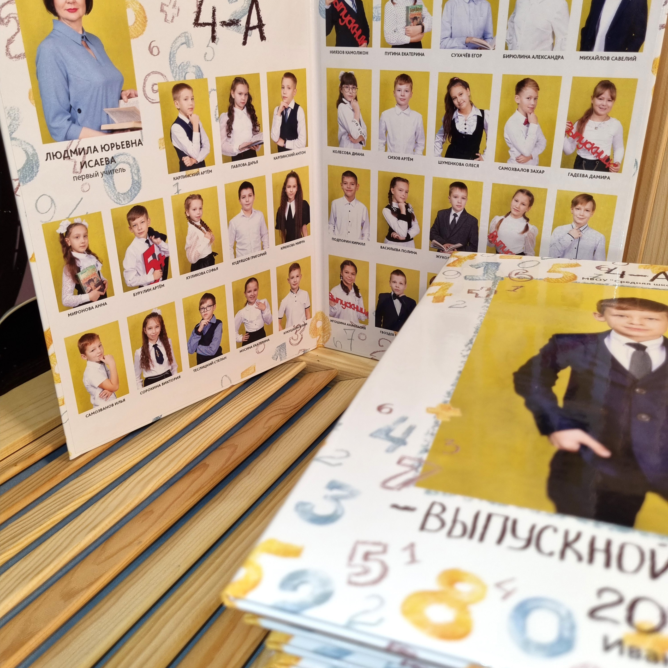 Фото готовых выпускных альбомов для детского сада и школы в Иваново Ярославле Костроме Владимире. Выпускные альбомы в Иваново в детский сад и школу. Александр и Светлана Янкины