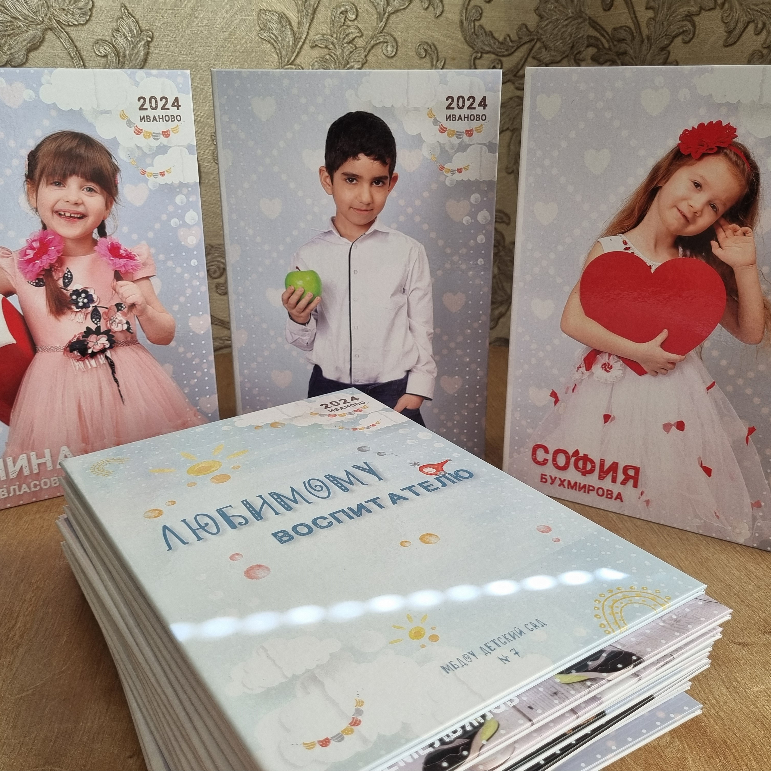 Фото готовых выпускных альбомов для детского сада и школы в Иваново Ярославле Костроме Владимире. Выпускные альбомы в Иваново в детский сад и школу. Александр и Светлана Янкины