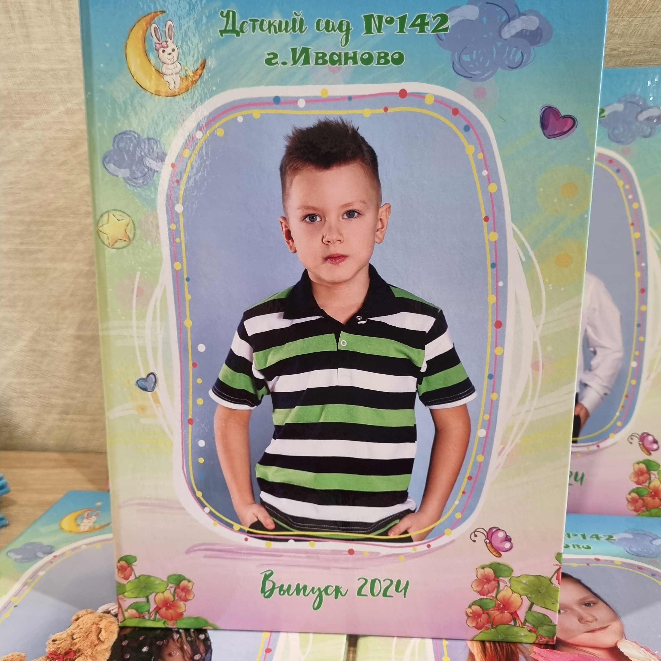 Фото готовых выпускных альбомов для детского сада и школы в Иваново Ярославле Костроме Владимире. Выпускные альбомы в Иваново в детский сад и школу. Александр и Светлана Янкины