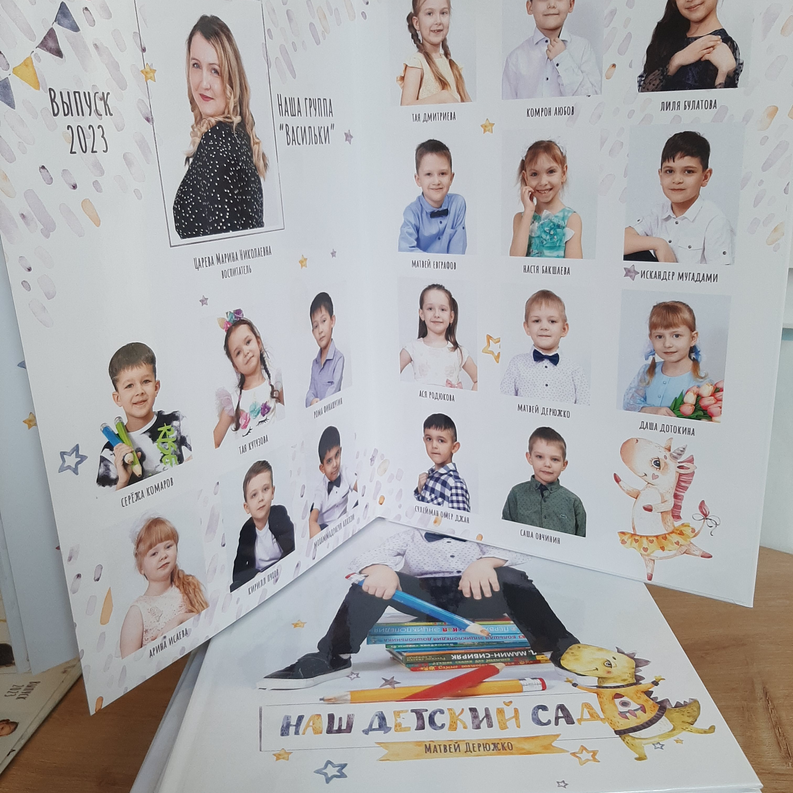 Фото готовых выпускных альбомов для детского сада и школы в Иваново Ярославле Костроме Владимире. Выпускные альбомы в Иваново в детский сад и школу. Александр и Светлана Янкины