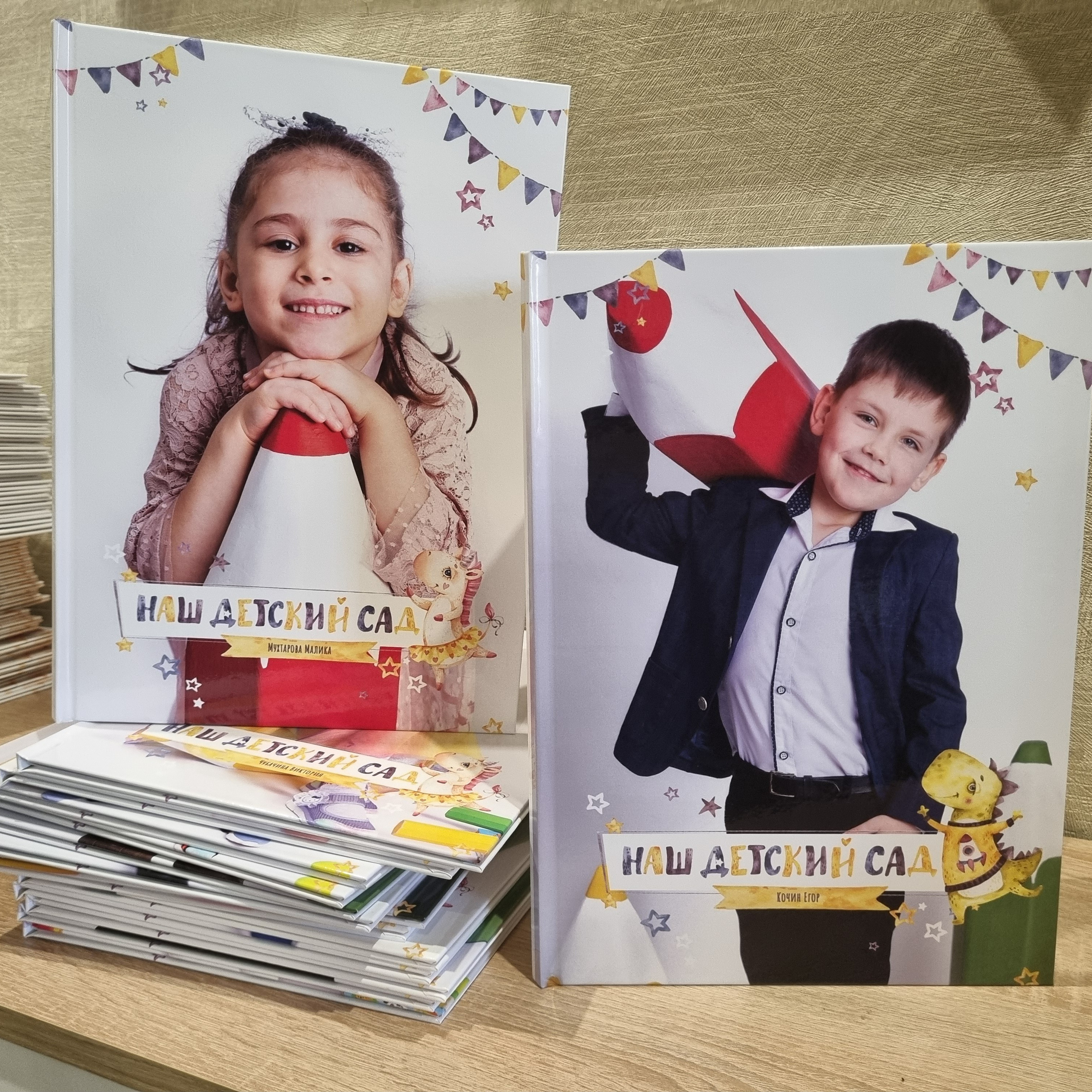 Фото готовых выпускных альбомов для детского сада и школы в Иваново Ярославле Костроме Владимире. Выпускные альбомы в Иваново в детский сад и школу. Александр и Светлана Янкины