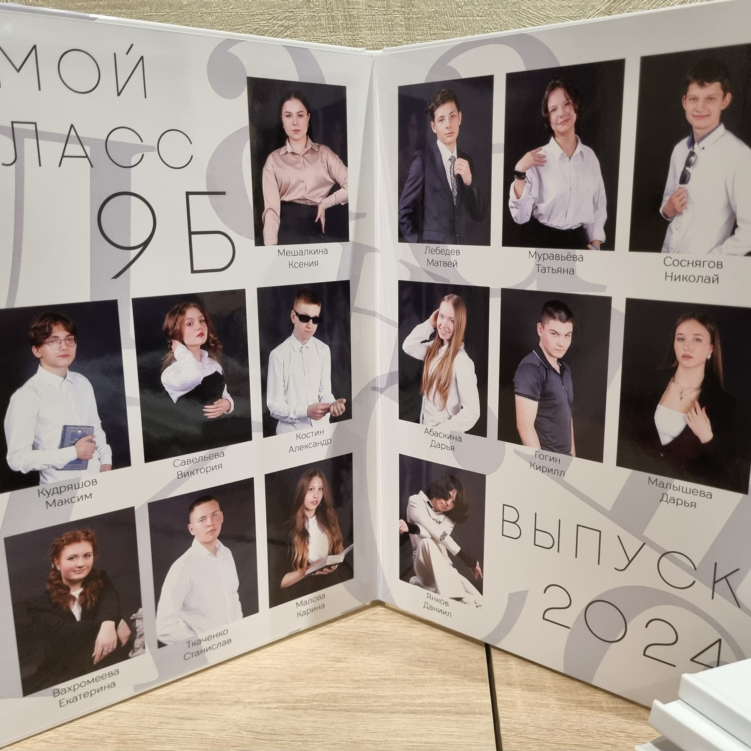 Фото готовых выпускных альбомов для детского сада и школы в Иваново Ярославле Костроме Владимире. Выпускные альбомы в Иваново в детский сад и школу. Александр и Светлана Янкины