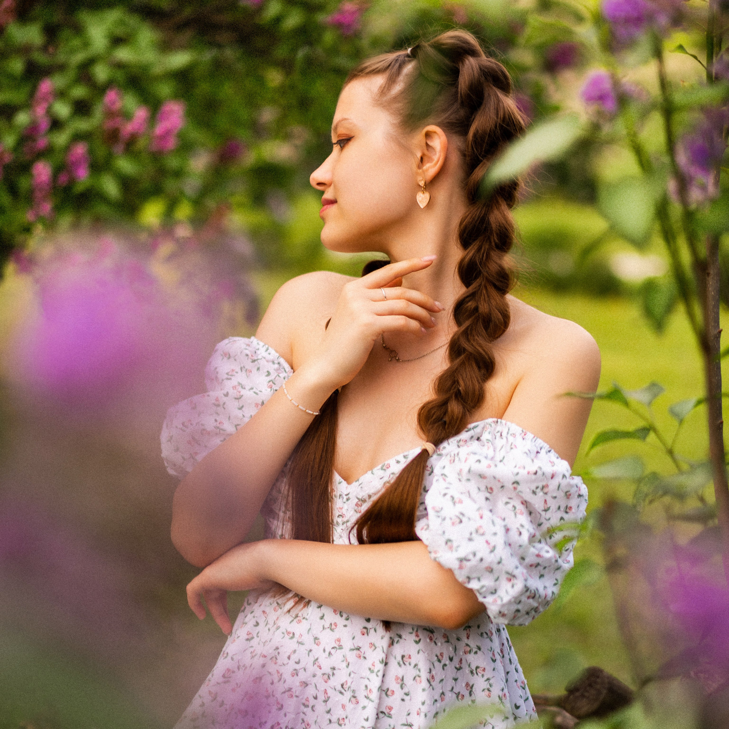 Ольга — фотосессия в сиреневом саду