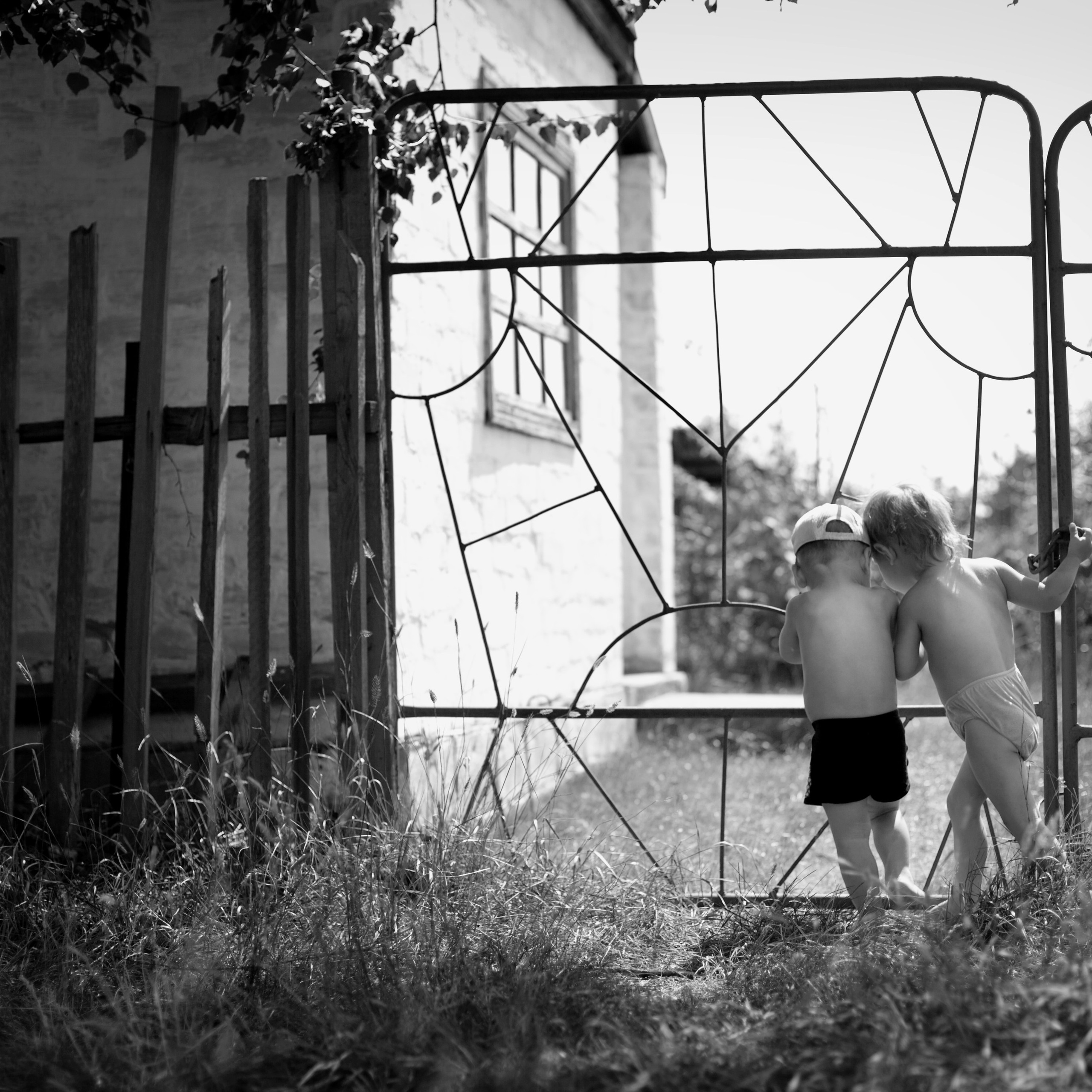 Фотовыставка к 1 июня 2025 «Мир детства». Детский и семейный фотограф в Павлодаре Оксана Солей. Школа моделей