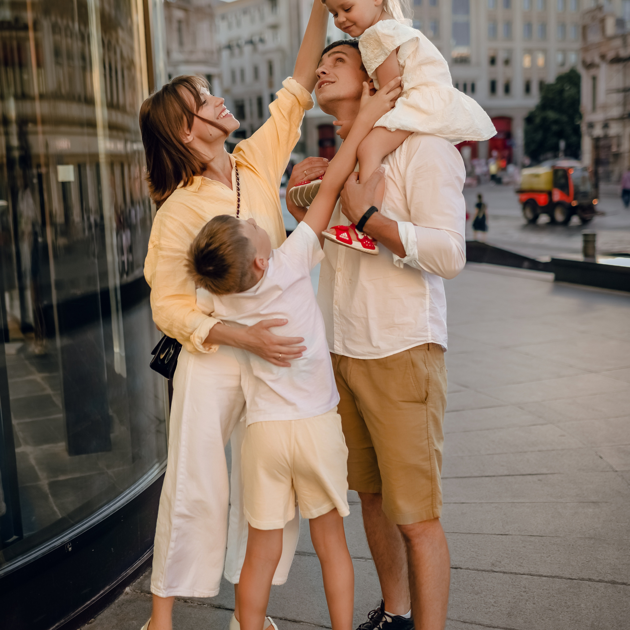 Семейная городская прогулка