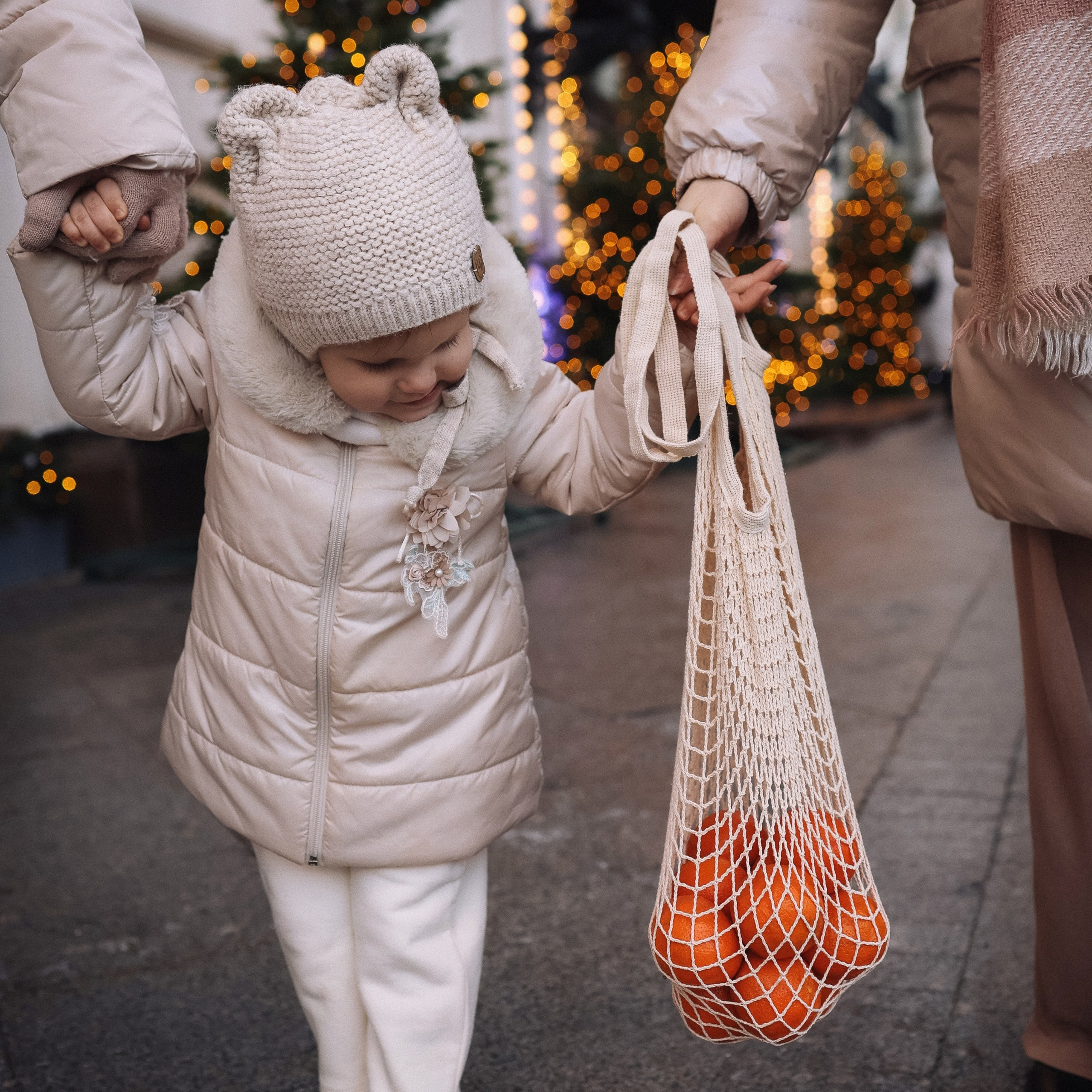 Вместе с бабушкой Света Жанна и малышка Лиза