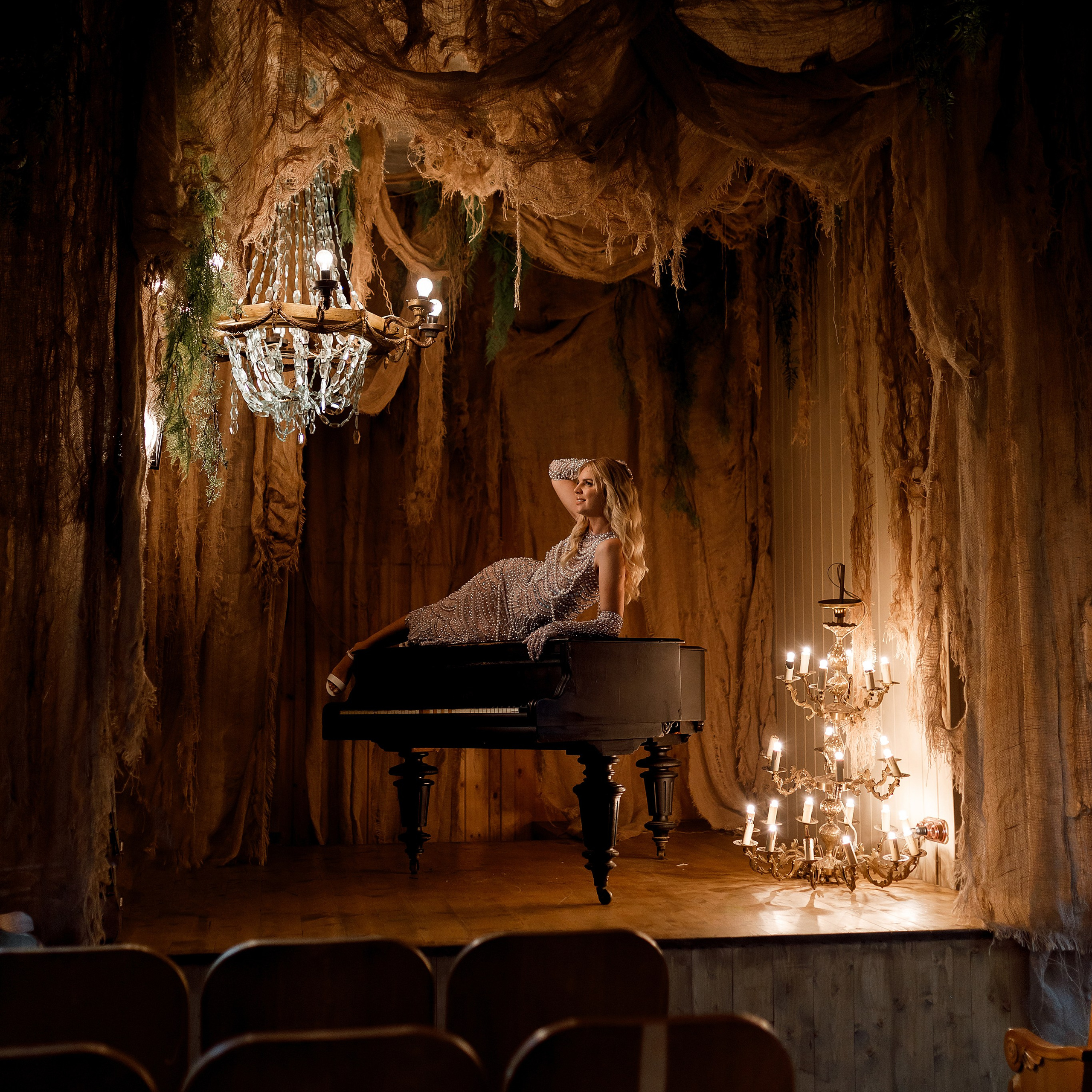 Светлана (съёмка в заброшенном кинотеатре)