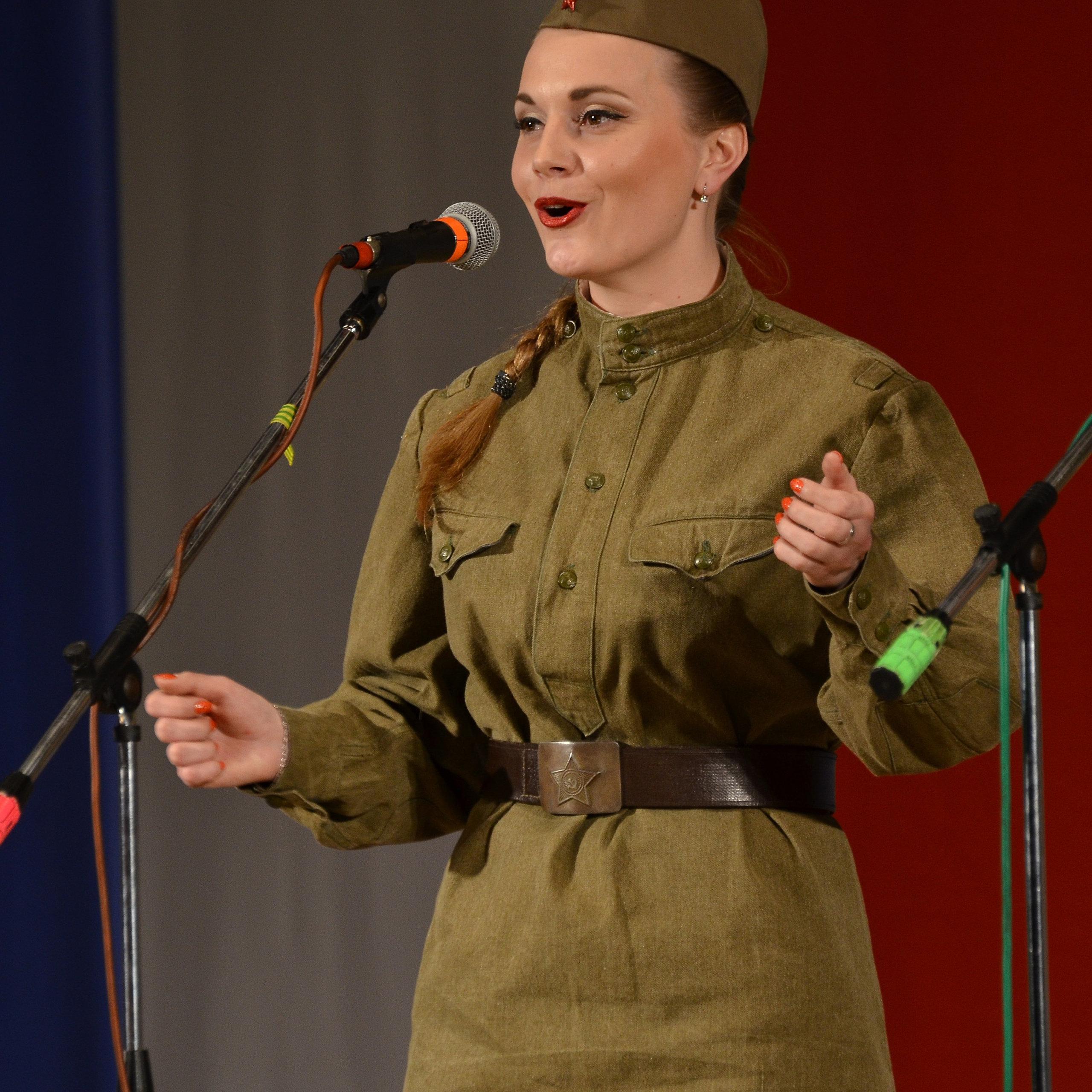 Соло в военной форме, средний план у микрофона