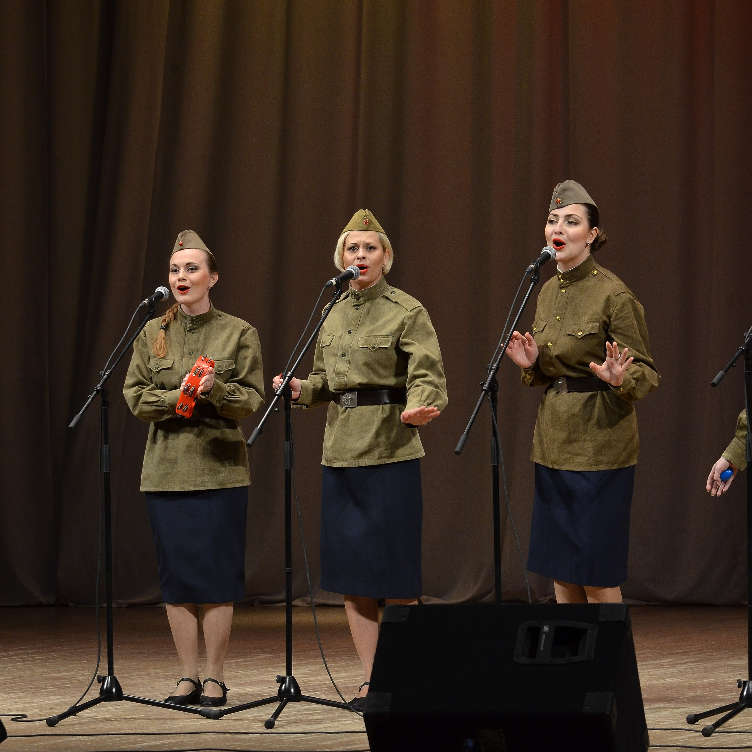 Ансамбль в военной форме, фронтальная линия у микрофонов