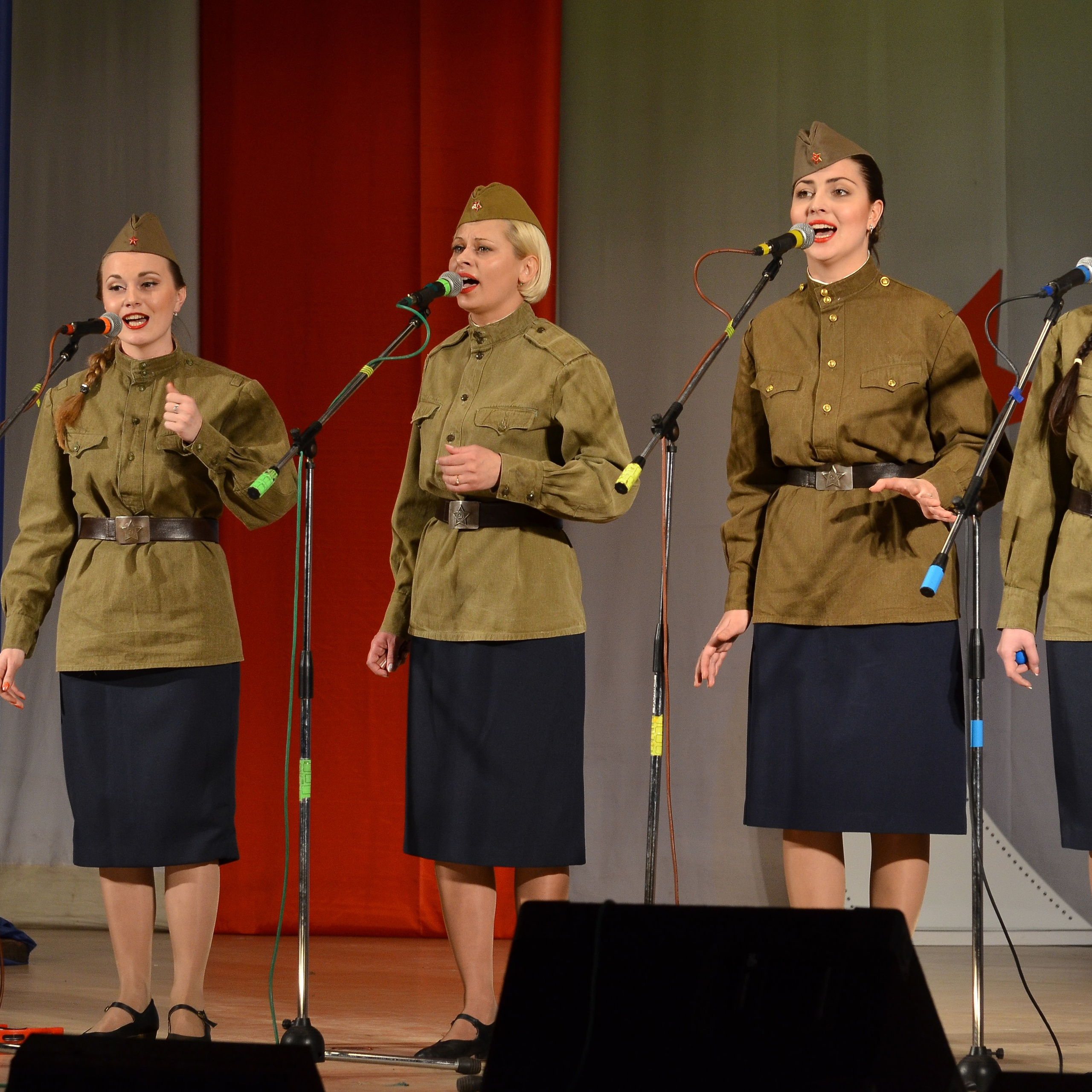 Квартет 29+ в военной форме, фронтальная линия у микрофонов