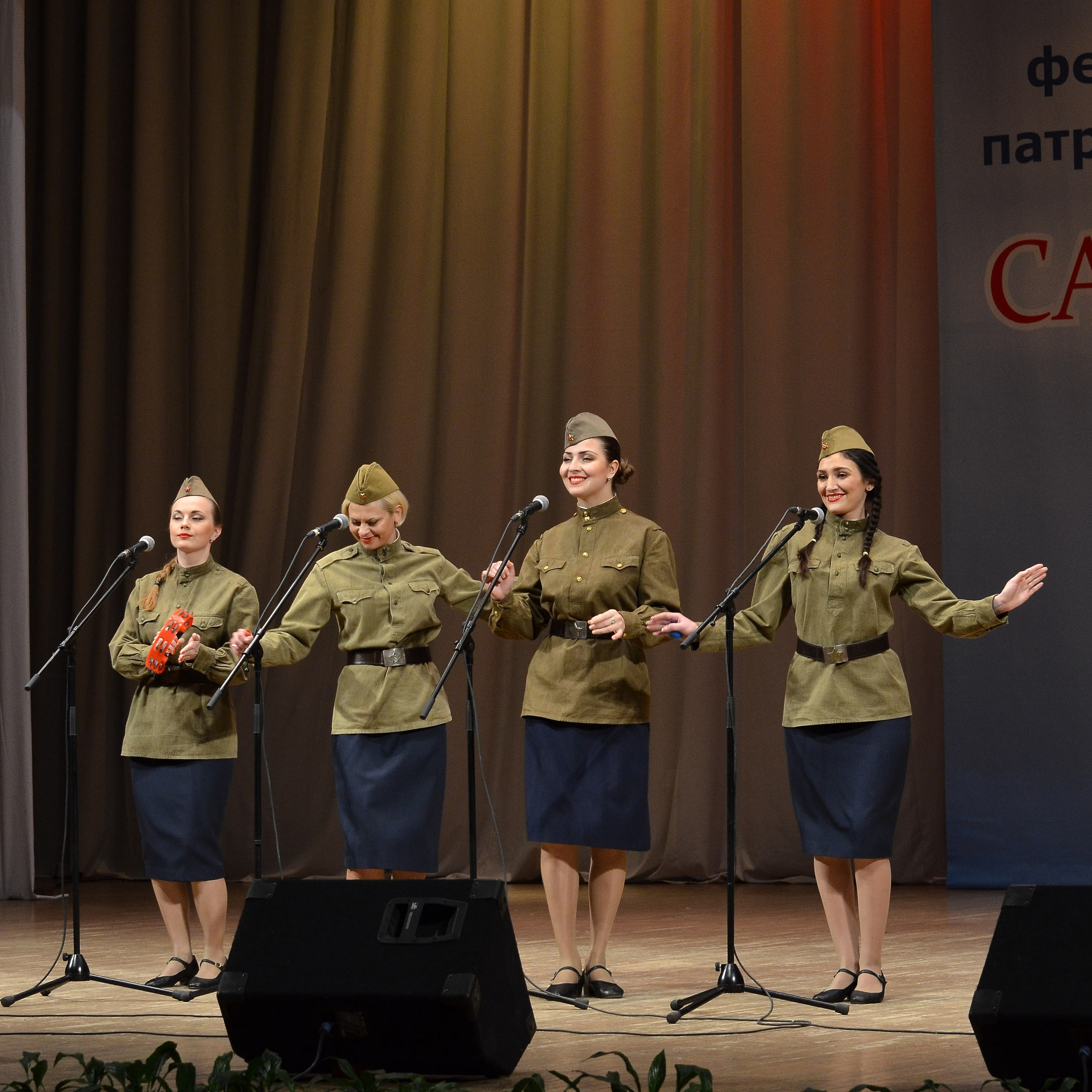 Ведущая партия с жестом, поддержка гармоний ансамбля