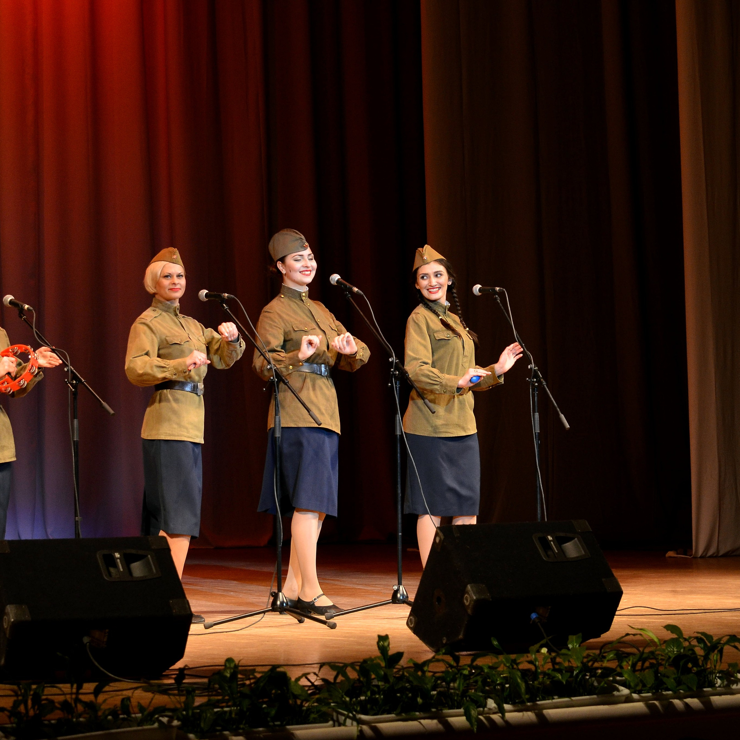 Шаг к микрофонам, красный контровой свет