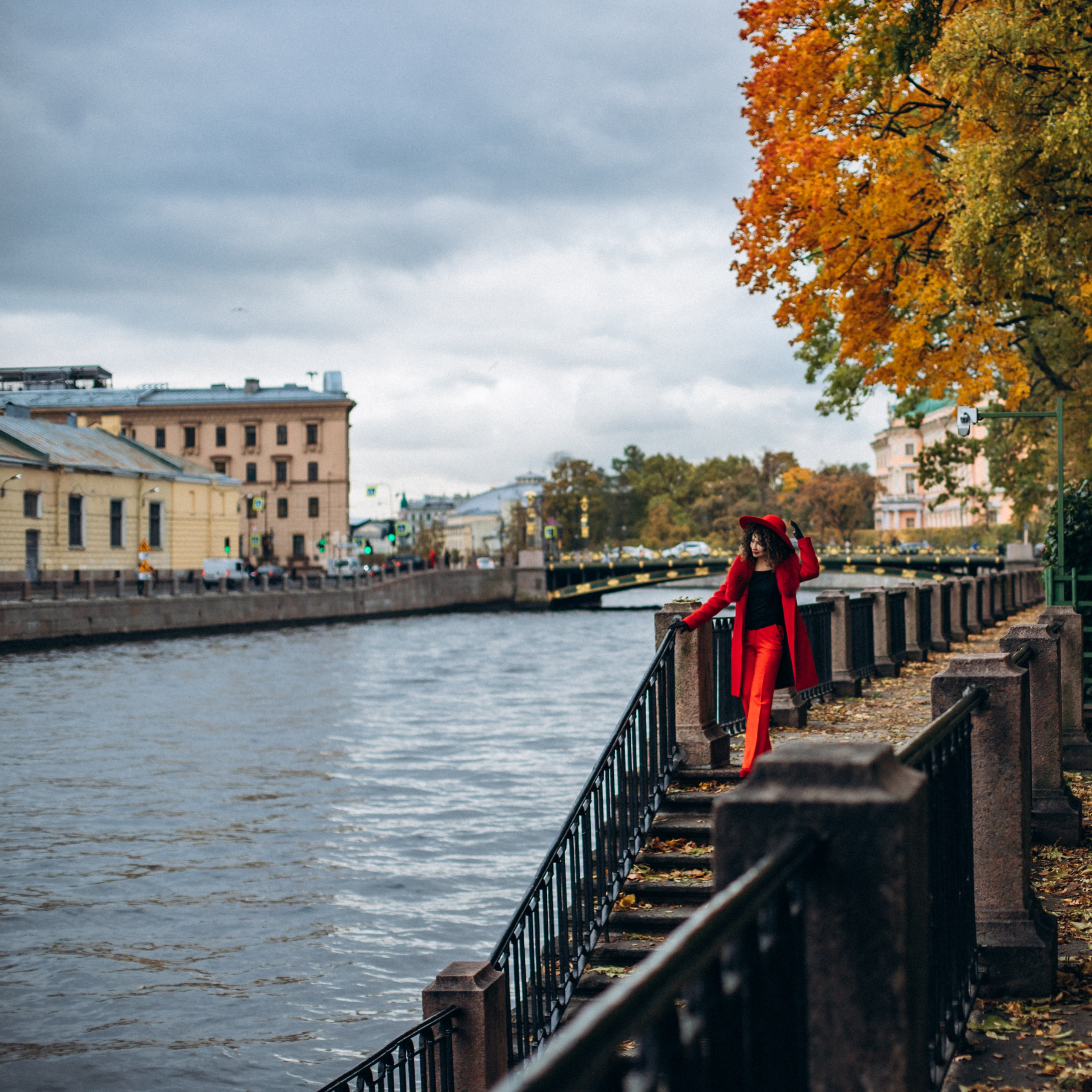 Елена и октябрь