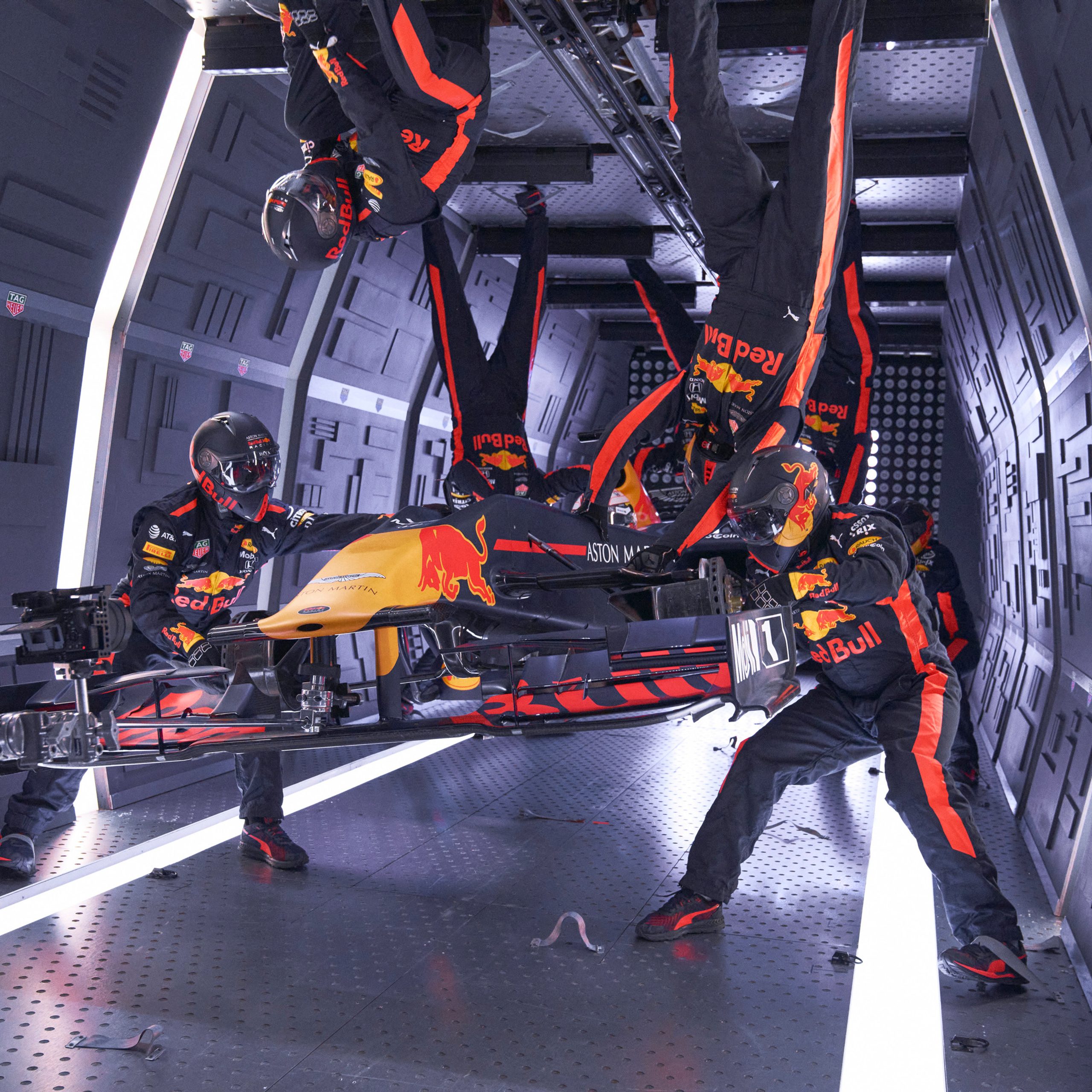 Пит-стоп болида F1 в невесомости