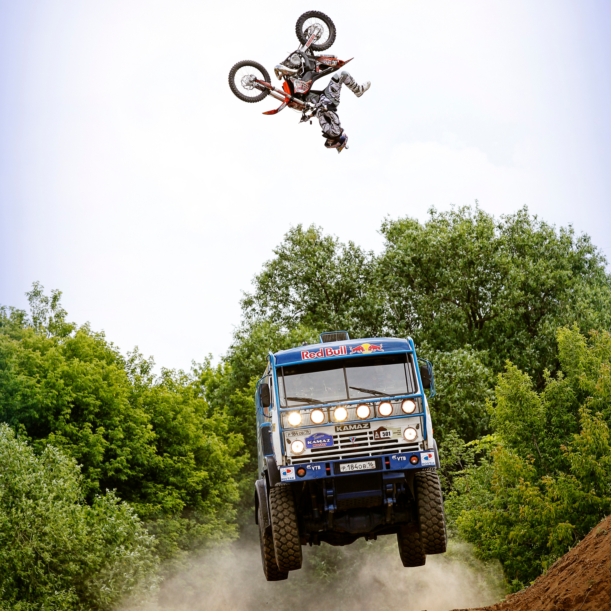 Прыжок через летящий КАМАЗ