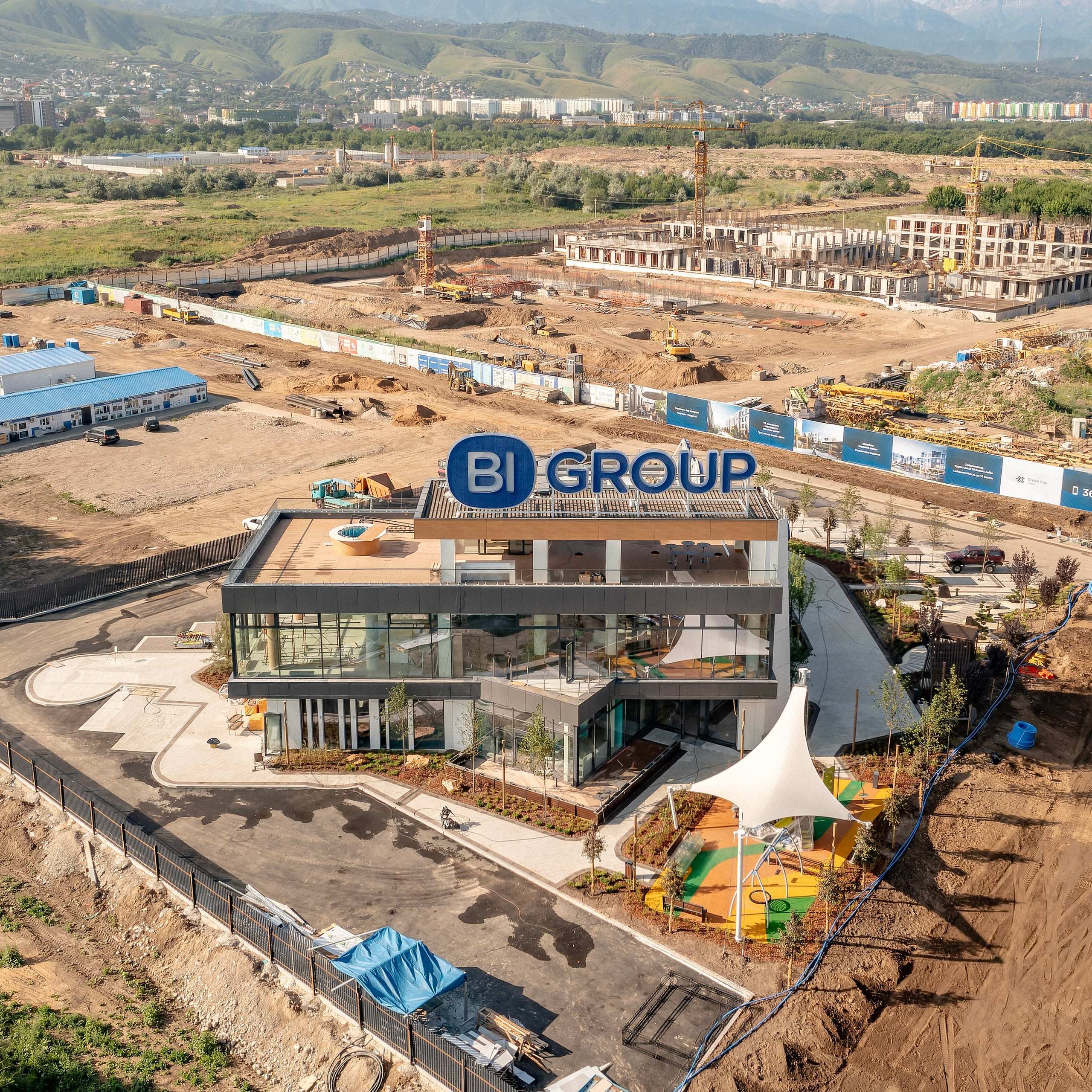 Алматы, ход строительства отдела продаж Bi Group Dream City Tech, июнь 2025