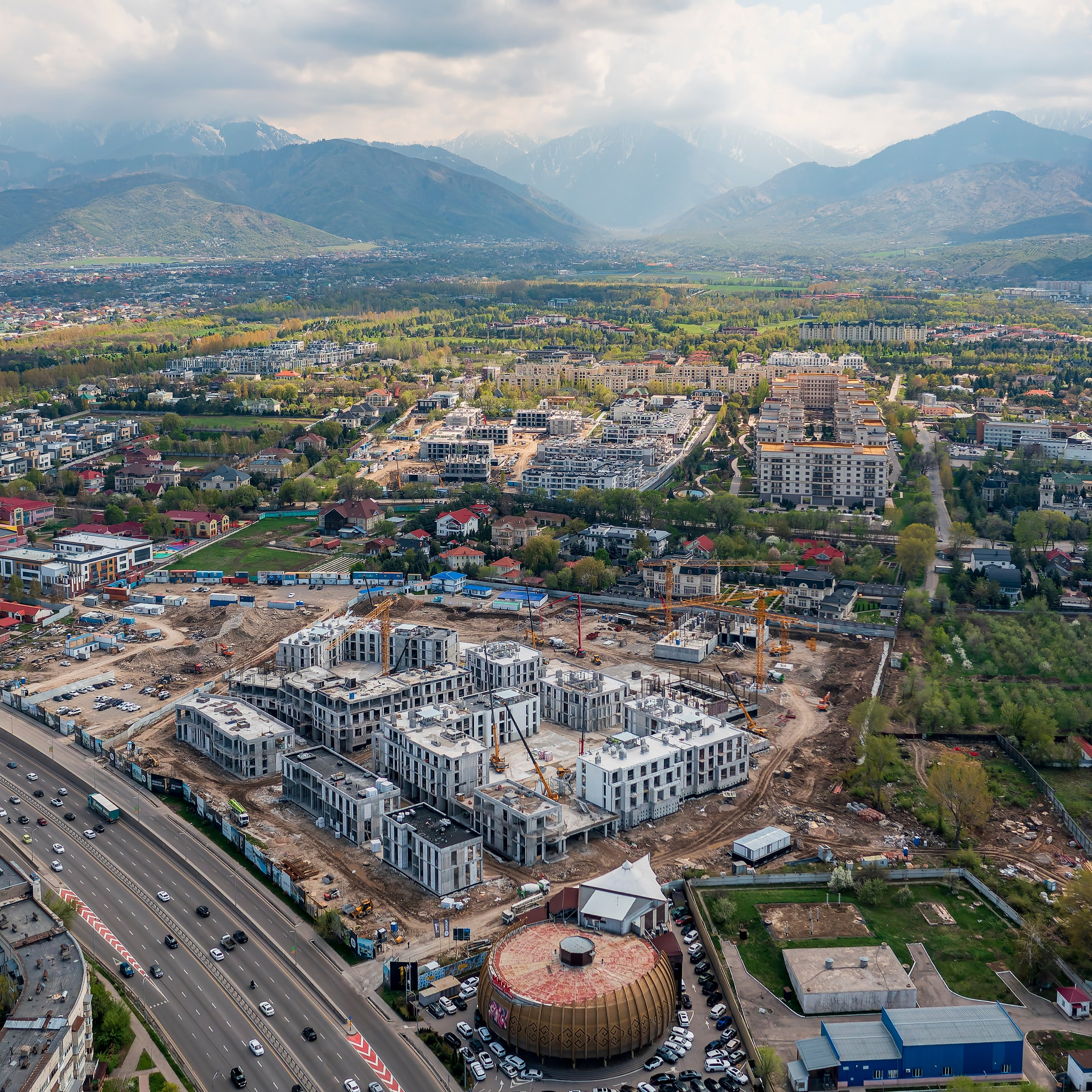 Алматы, ЖК 1st от Bi Group — аэросъёмка на фоне гор, апрель 2026