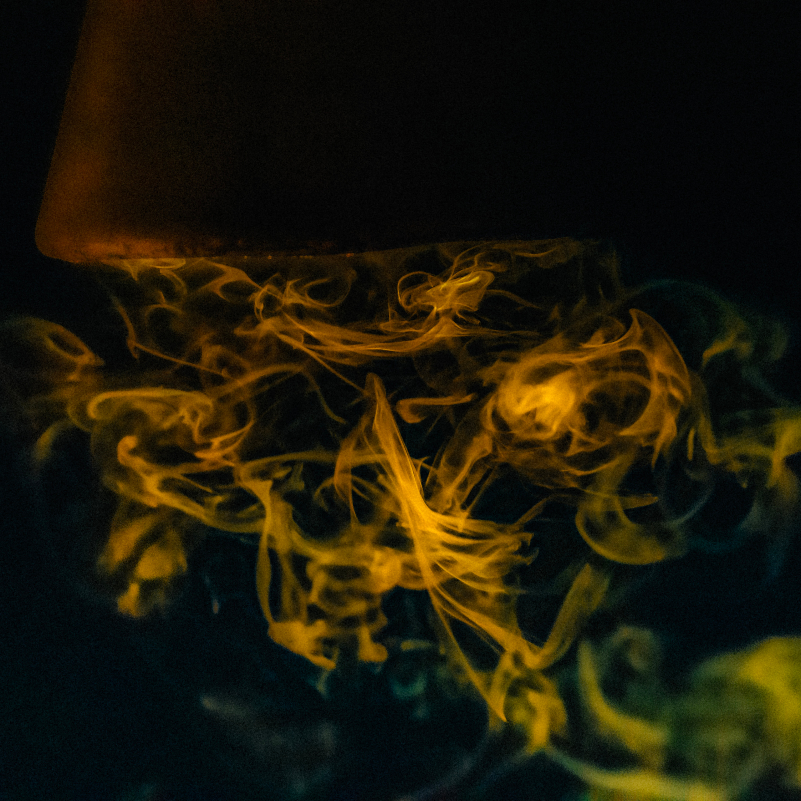 Светящийся Дым Glowing Smoke лампа в ночи 