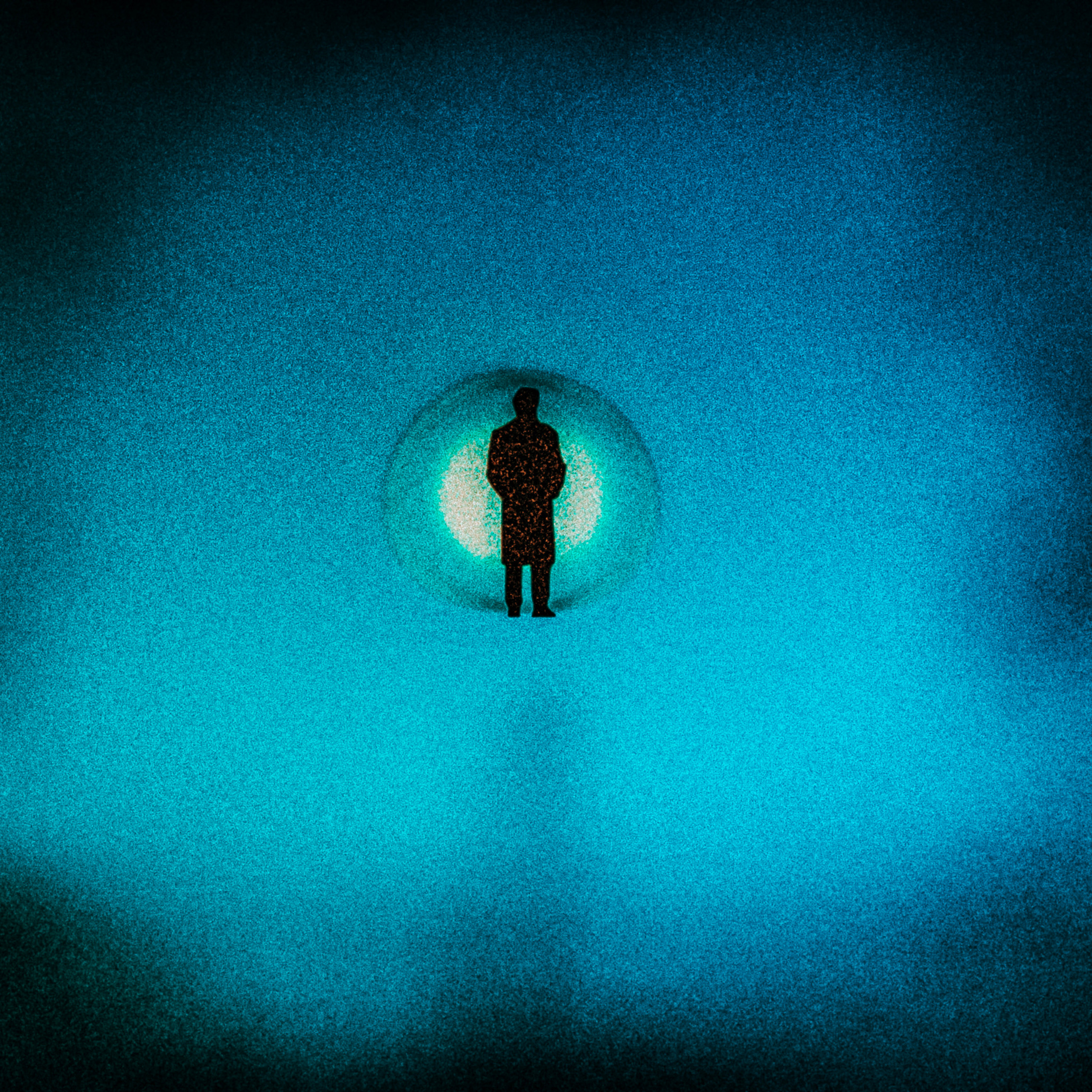 Человек в черном плаще погруженный в сферу окружность