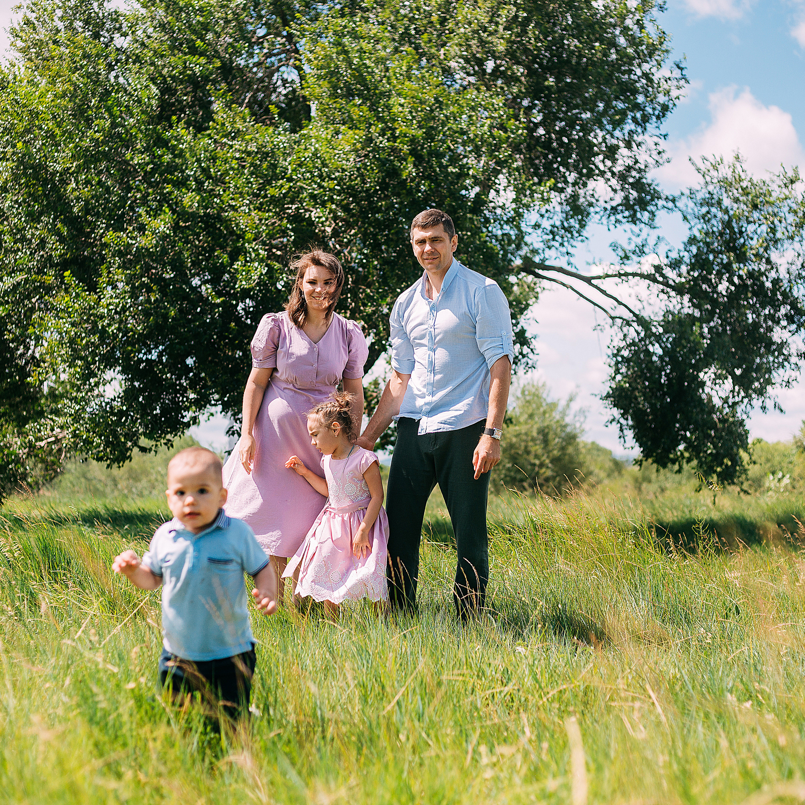 Утренняя семейная прогулка