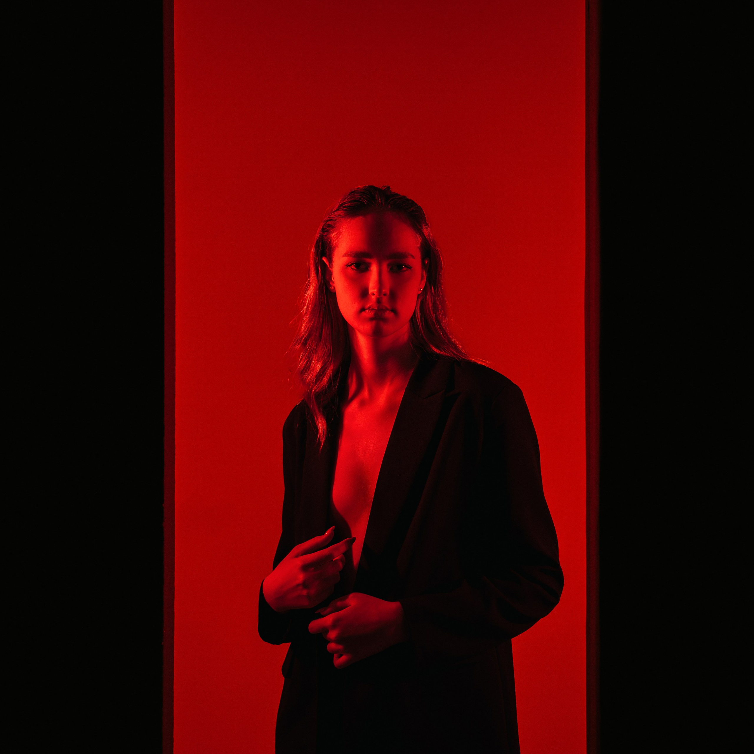 Вика в красном