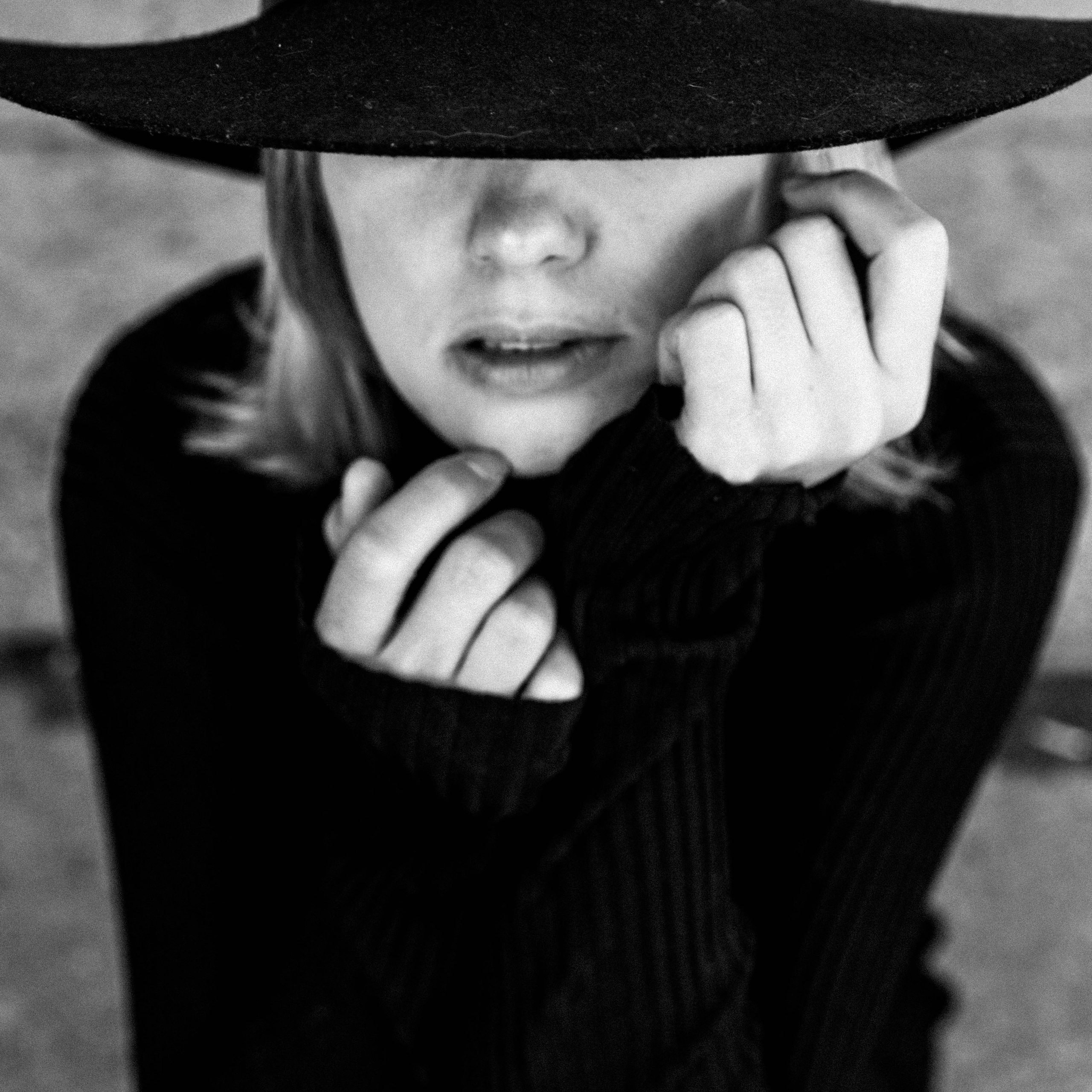 Ира в шляпе