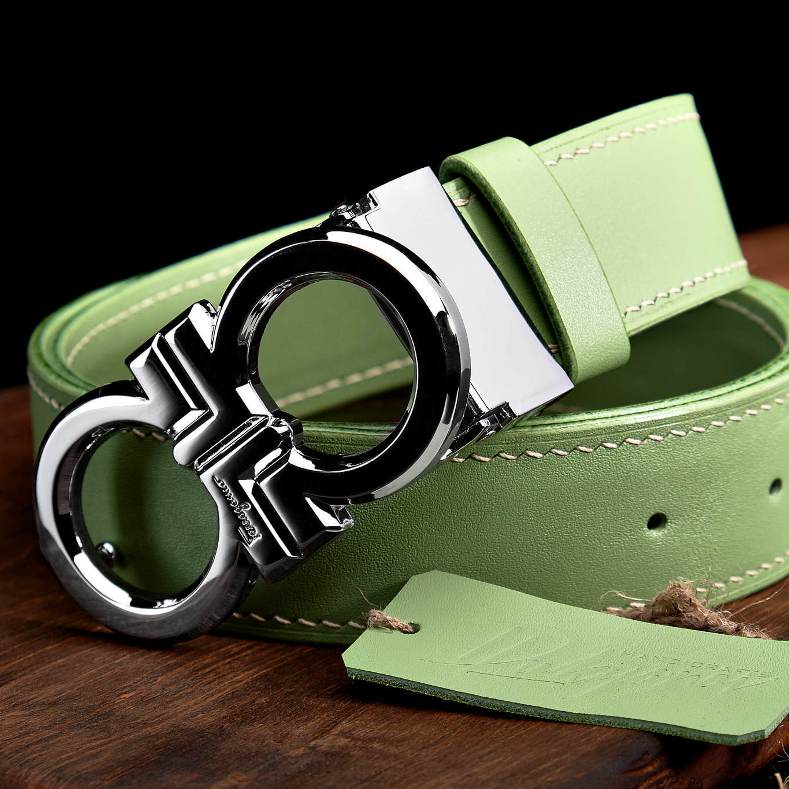 Зелёный кожаный ремень с металлической пряжкой