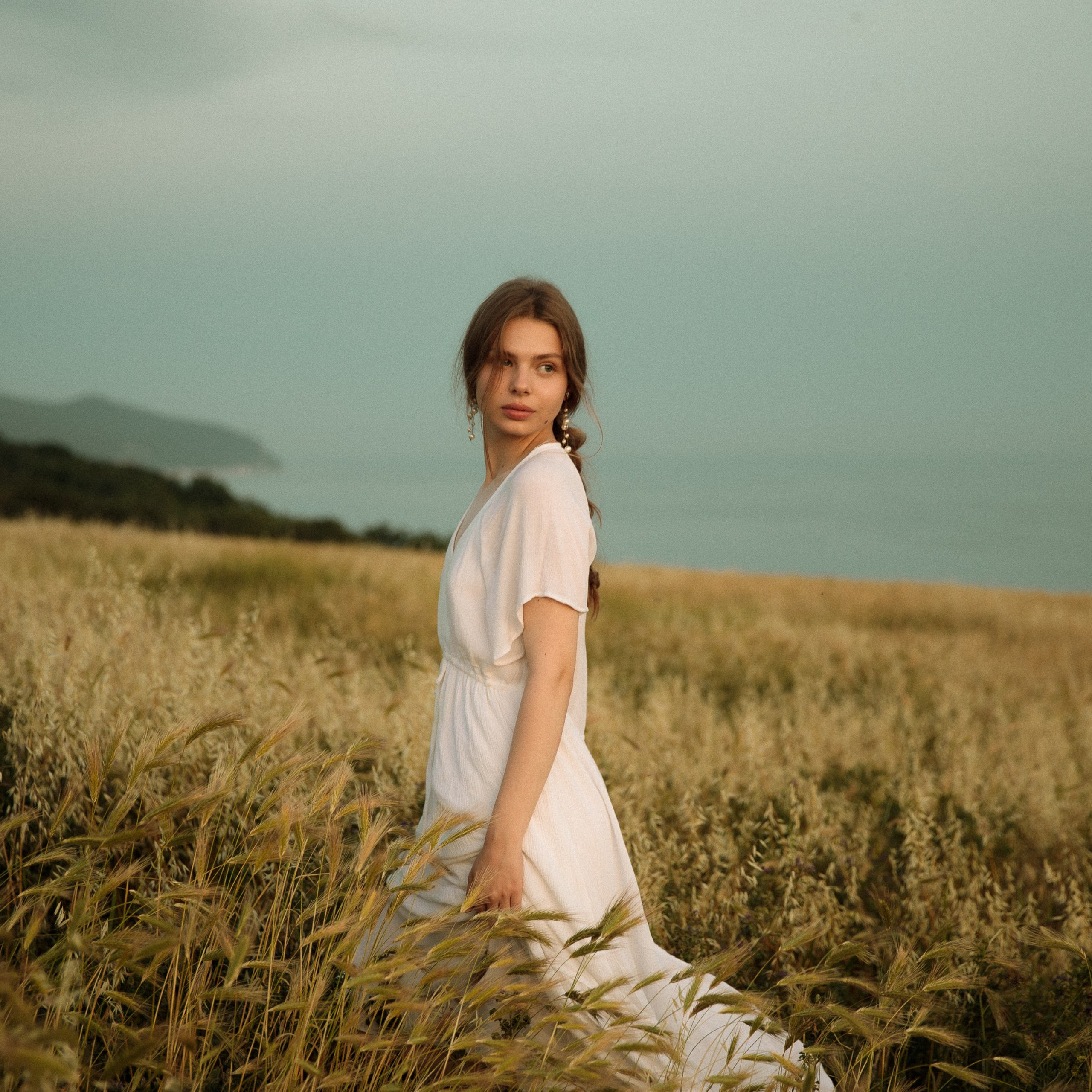 Девушка Море, поле